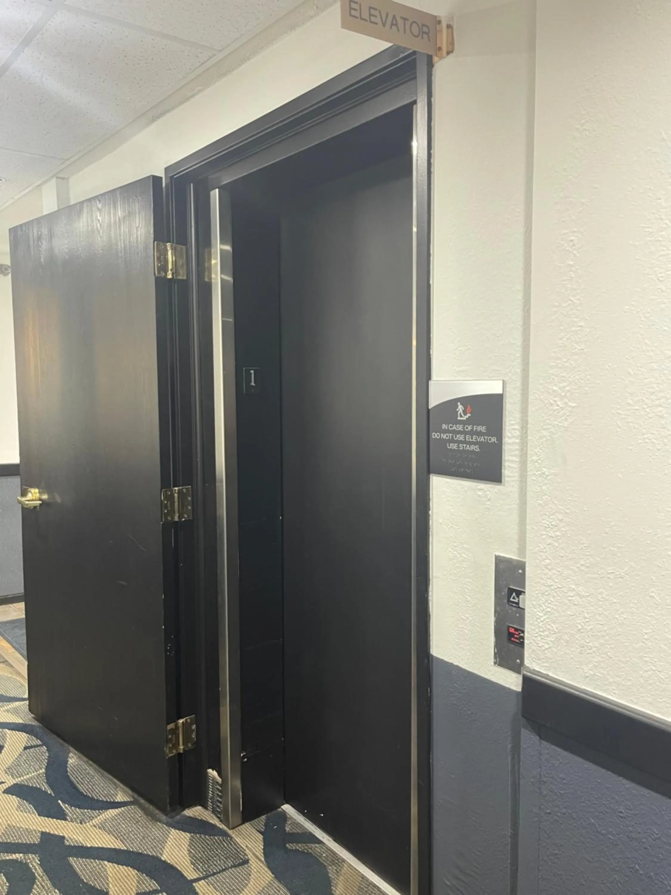 elevator in New Victorian Inn & Suites Lincoln