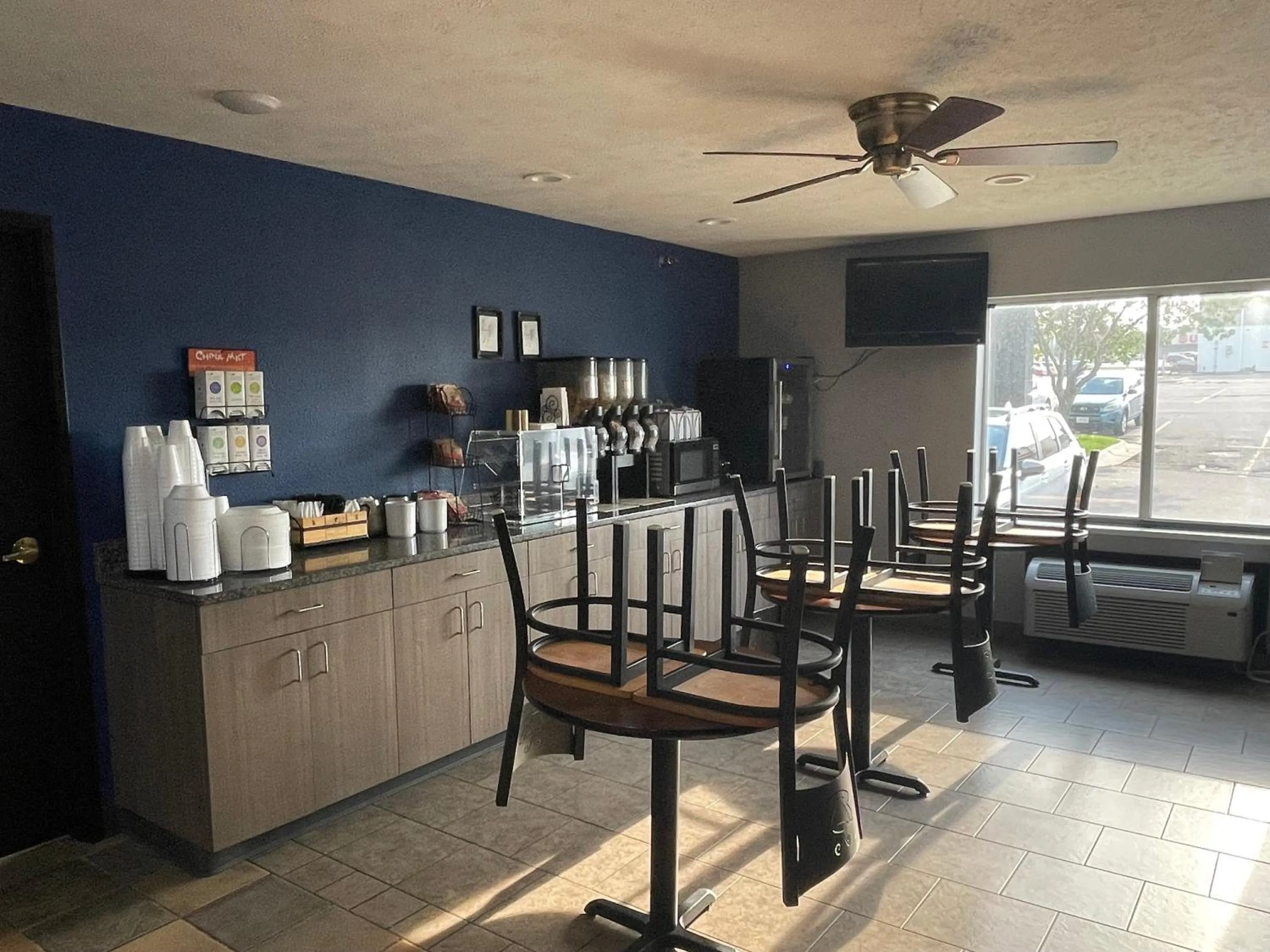 Dining area in New Victorian Inn & Suites Lincoln