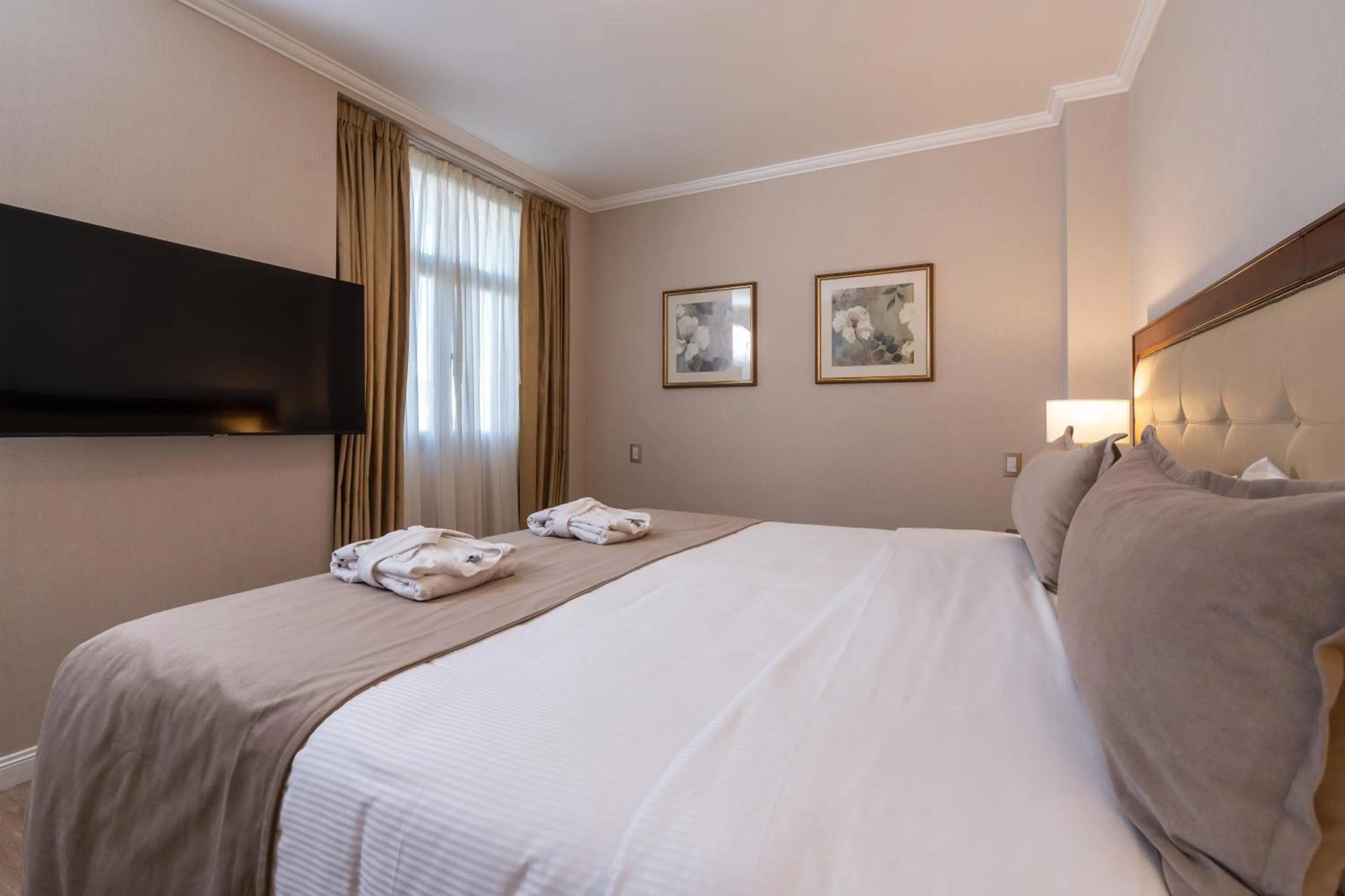 Bedroom, Bed in Hotel Intersur Recoleta