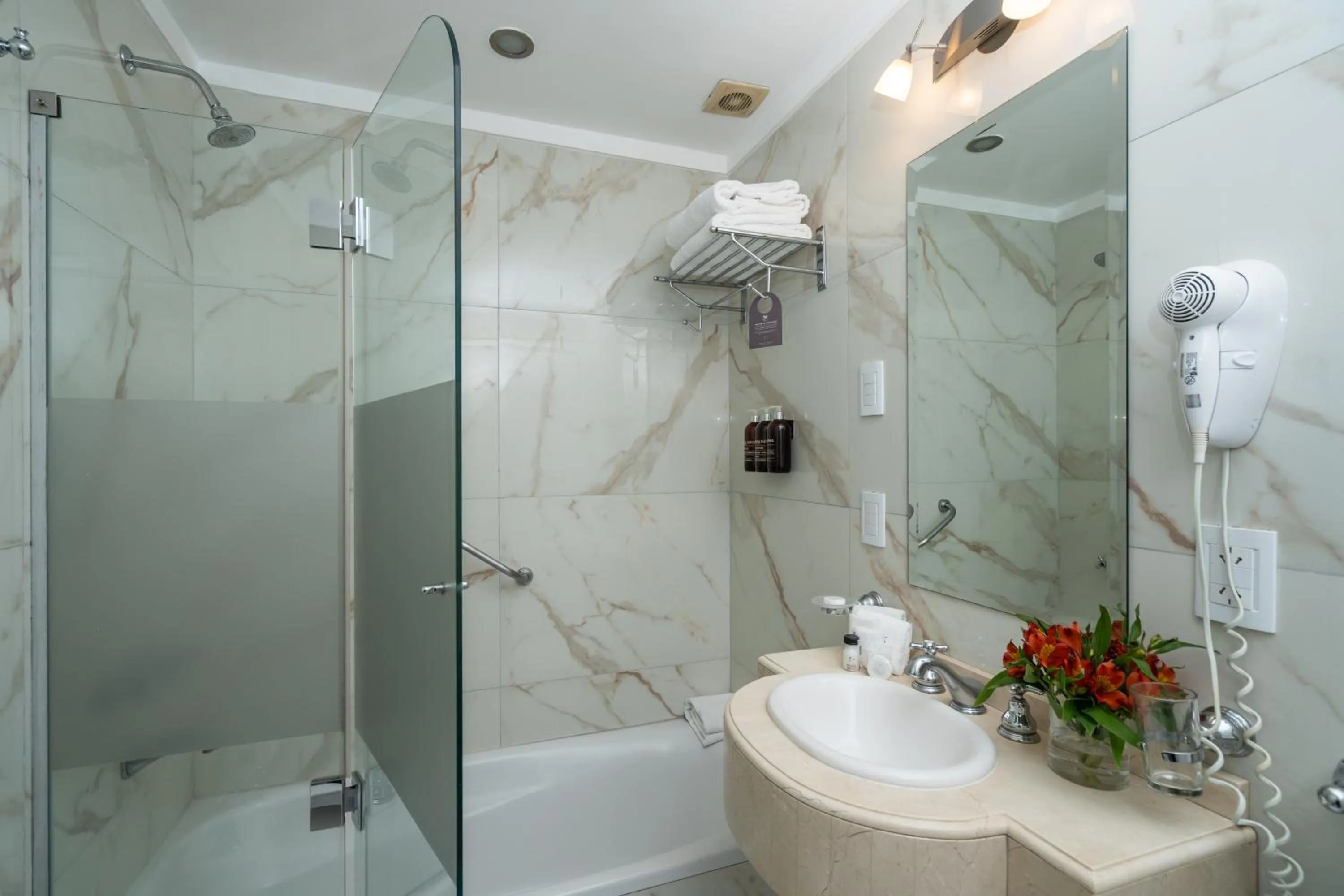 Bathroom in Hotel Intersur Recoleta