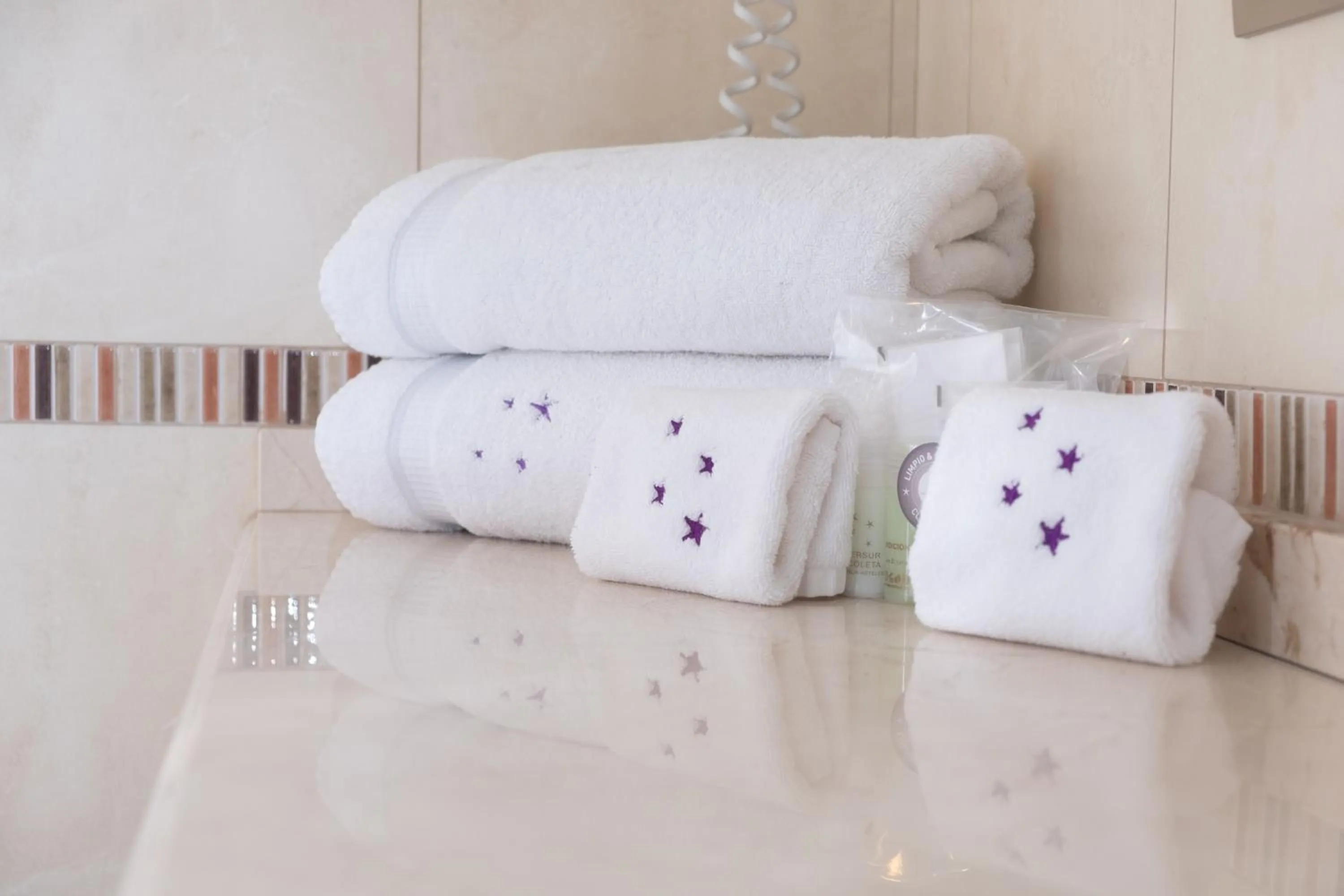 Bathroom, Bed in Hotel Intersur Recoleta