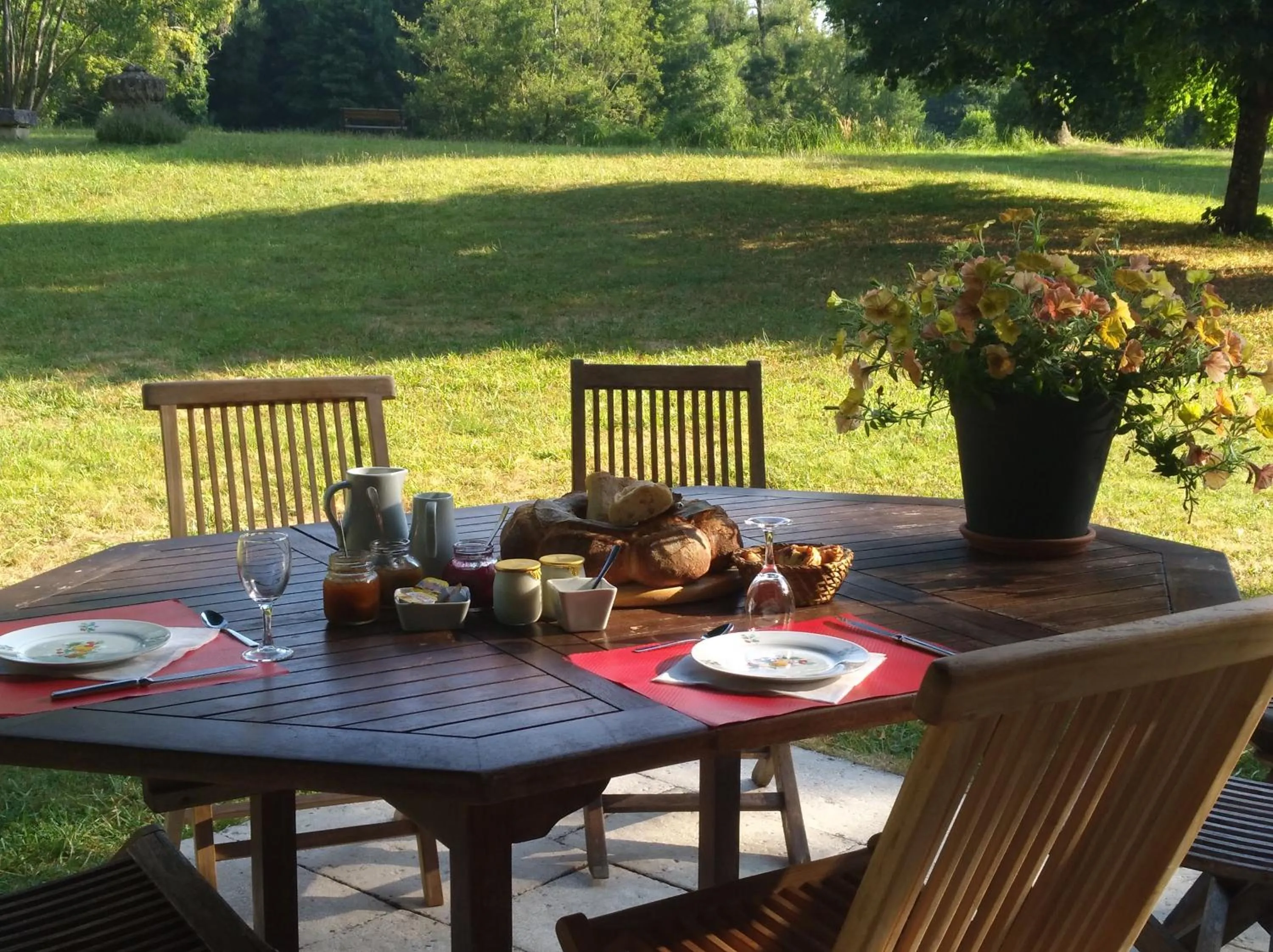 Patio in Lodge Hôtel de Sommedieue Verdun