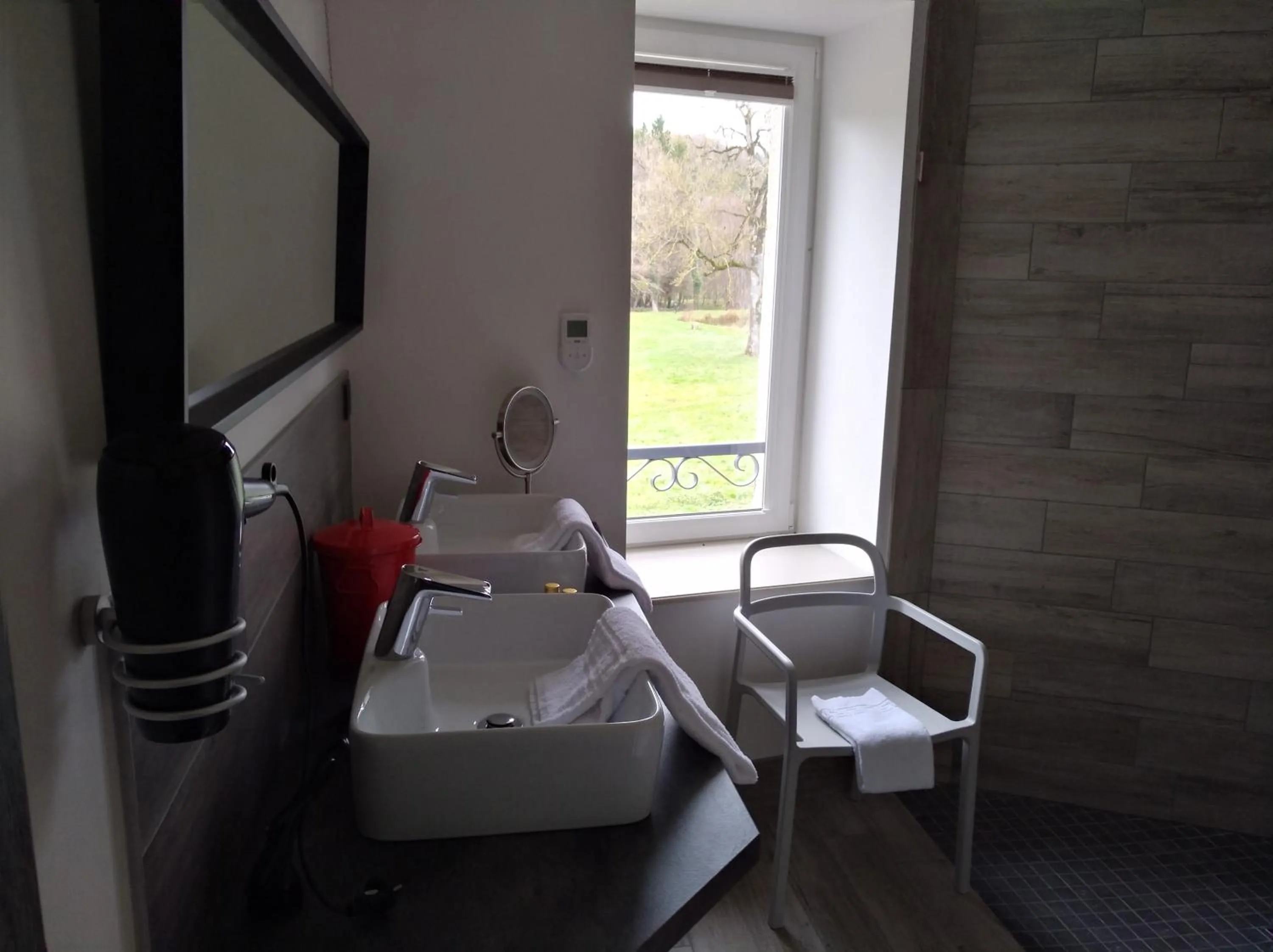 Bathroom in Lodge Hôtel de Sommedieue Verdun