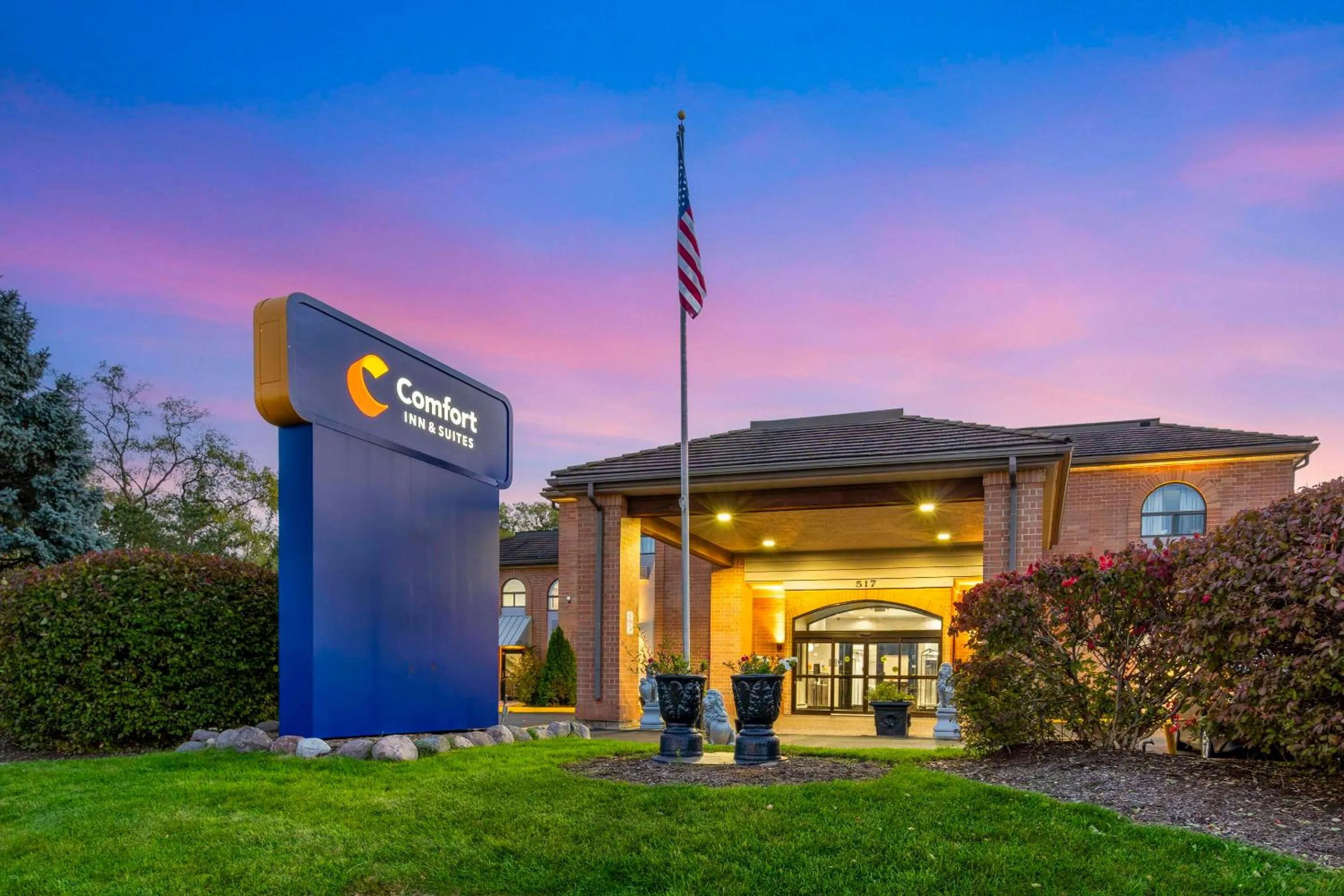 Property building in Comfort Inn & Suites Mundelein-Vernon Hills