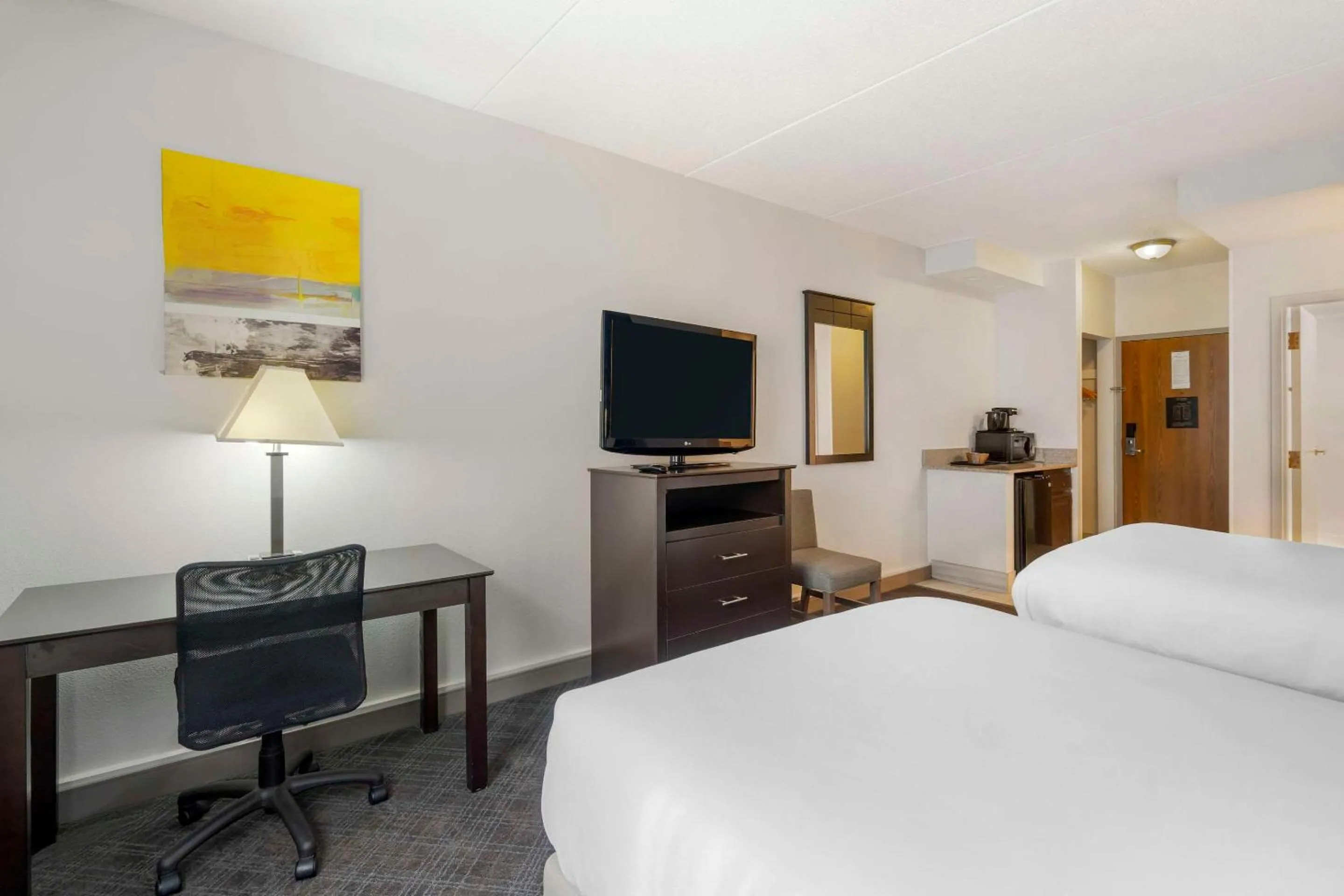 Bed in Comfort Inn & Suites Mundelein-Vernon Hills