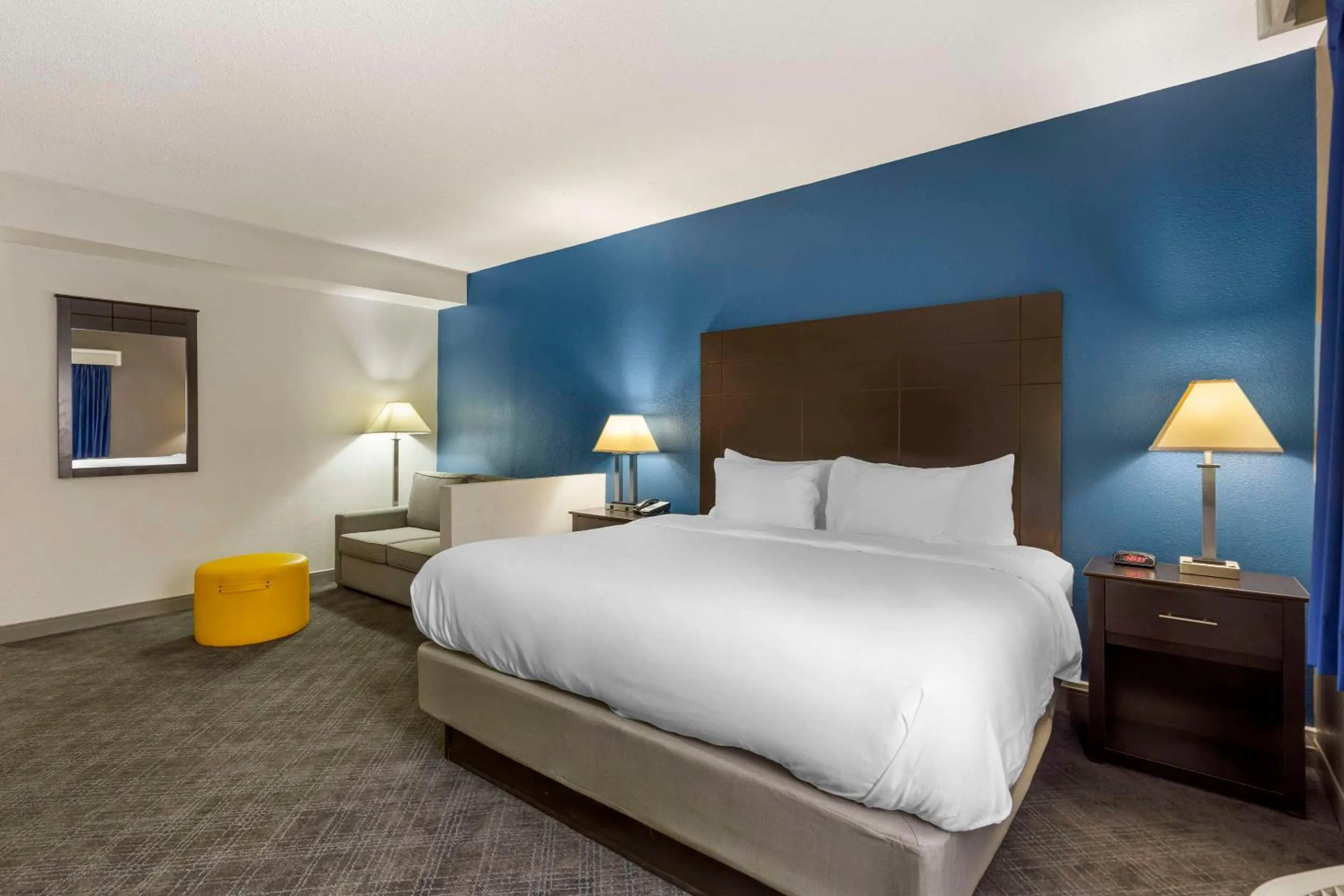 Bedroom, Bed in Comfort Inn & Suites Mundelein-Vernon Hills