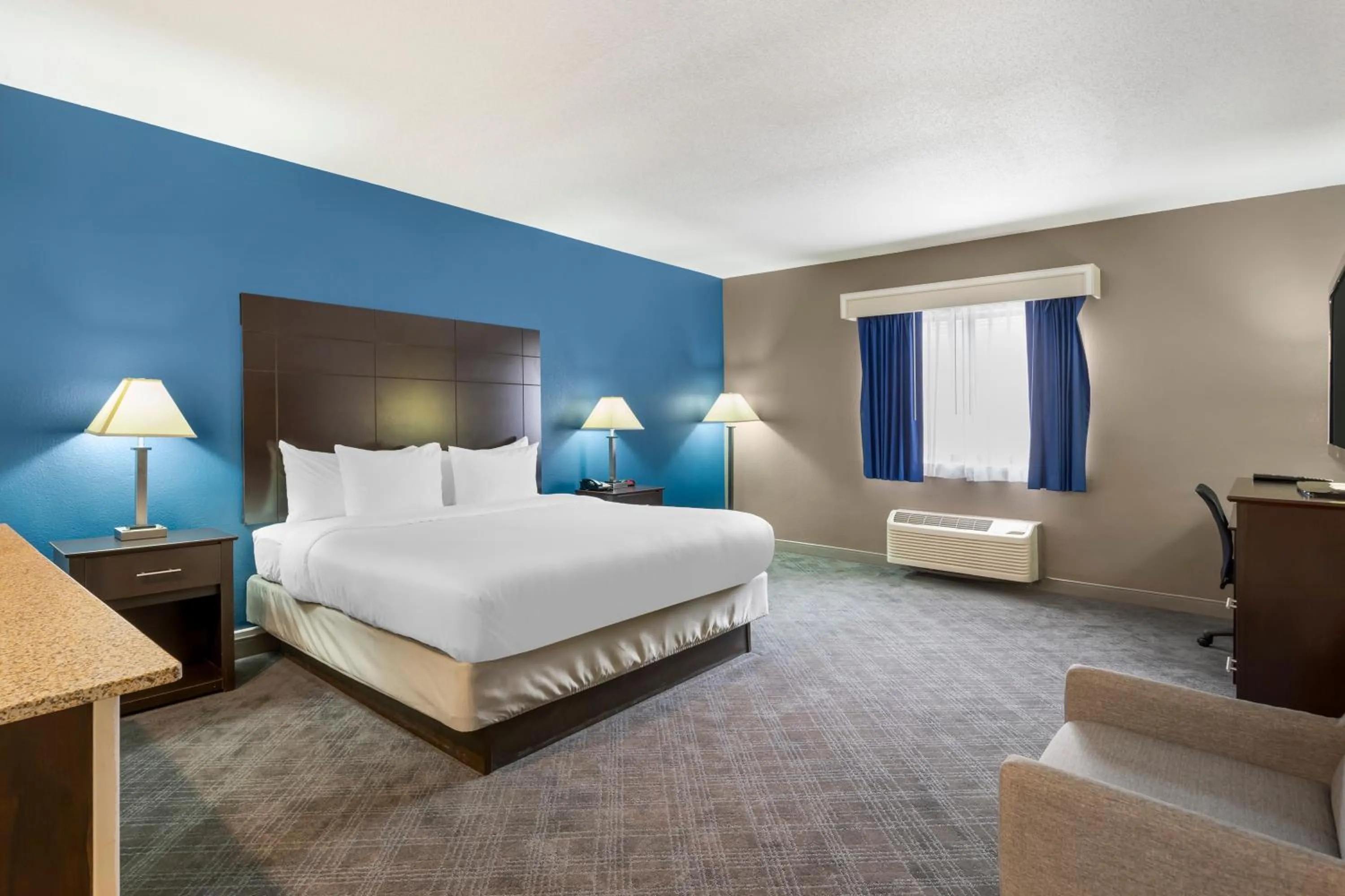 Bed in Comfort Inn & Suites Mundelein-Vernon Hills