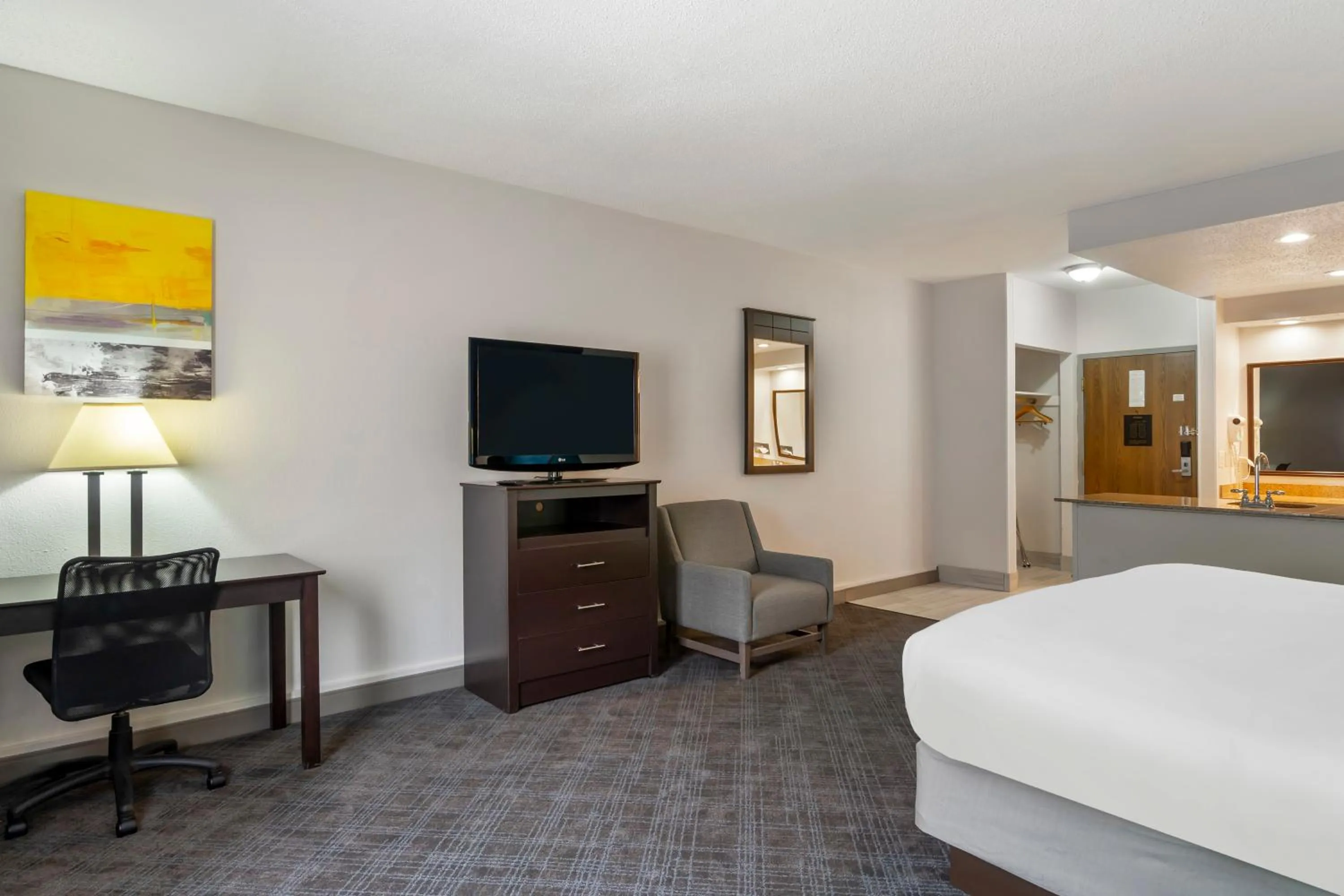 Photo of the whole room, Bed in Comfort Inn & Suites Mundelein-Vernon Hills