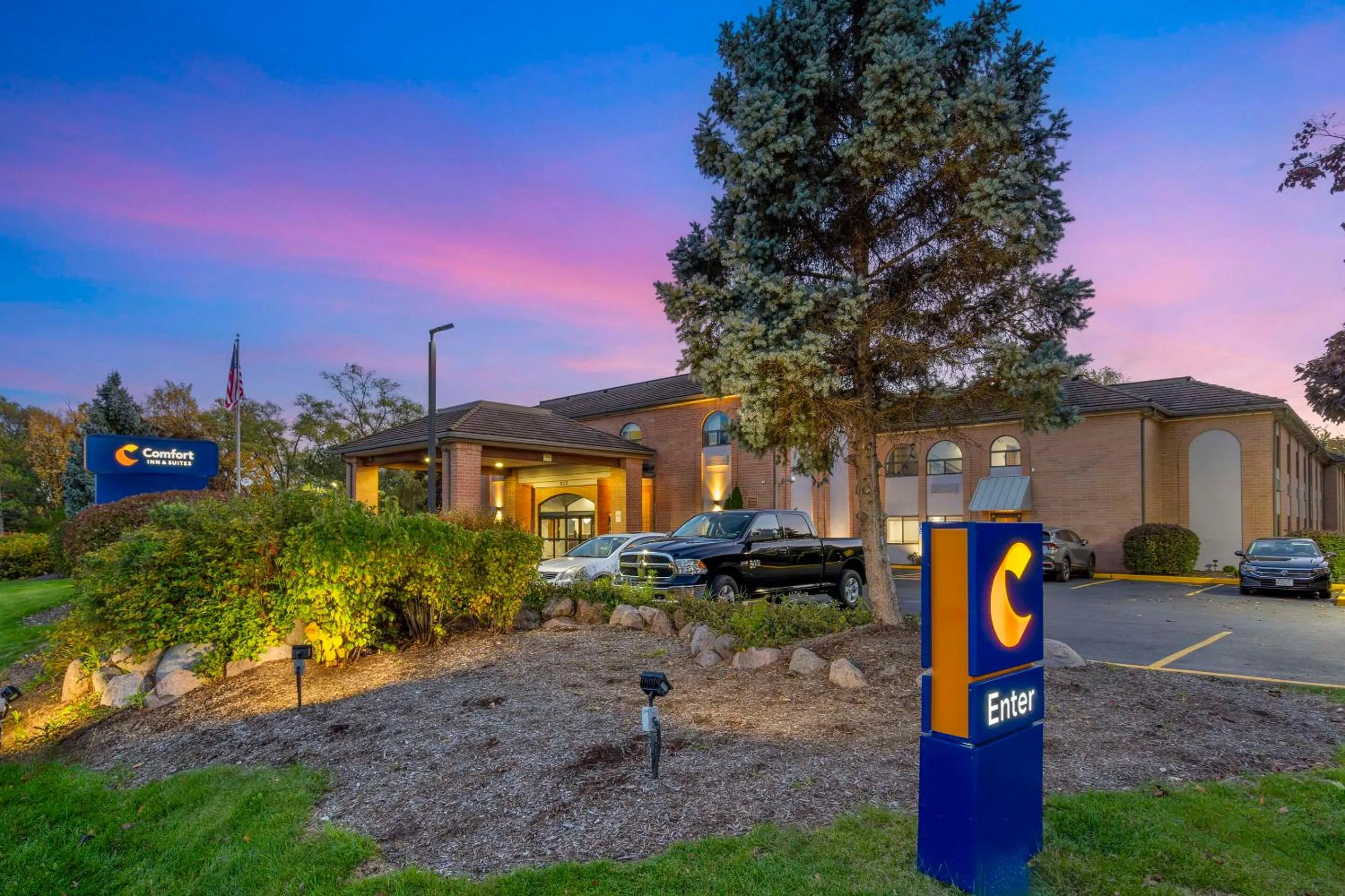 Property building in Comfort Inn & Suites Mundelein-Vernon Hills