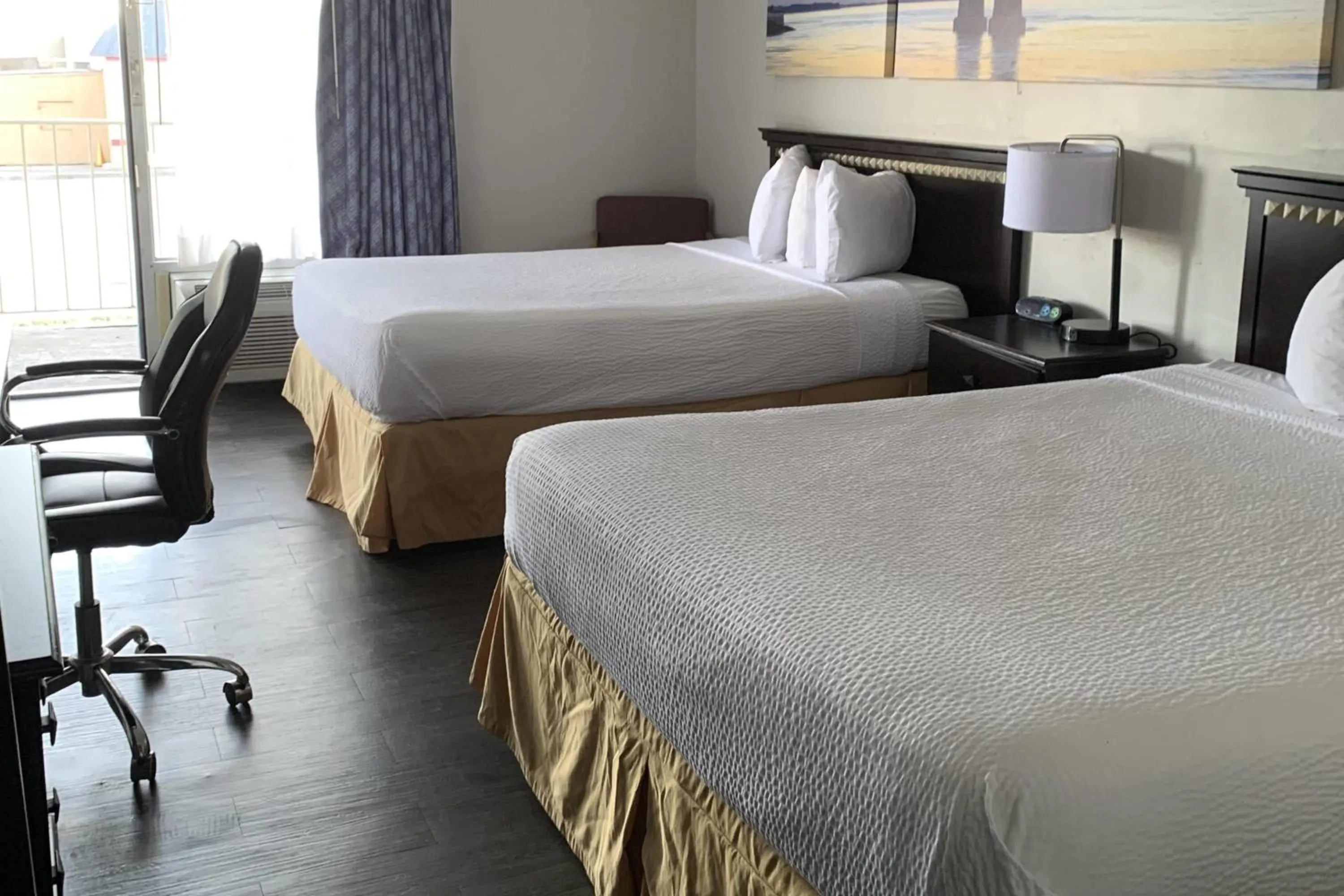 Photo of the whole room, Bed in Days Inn by Wyndham Louisville Airport Fair and Expo Center