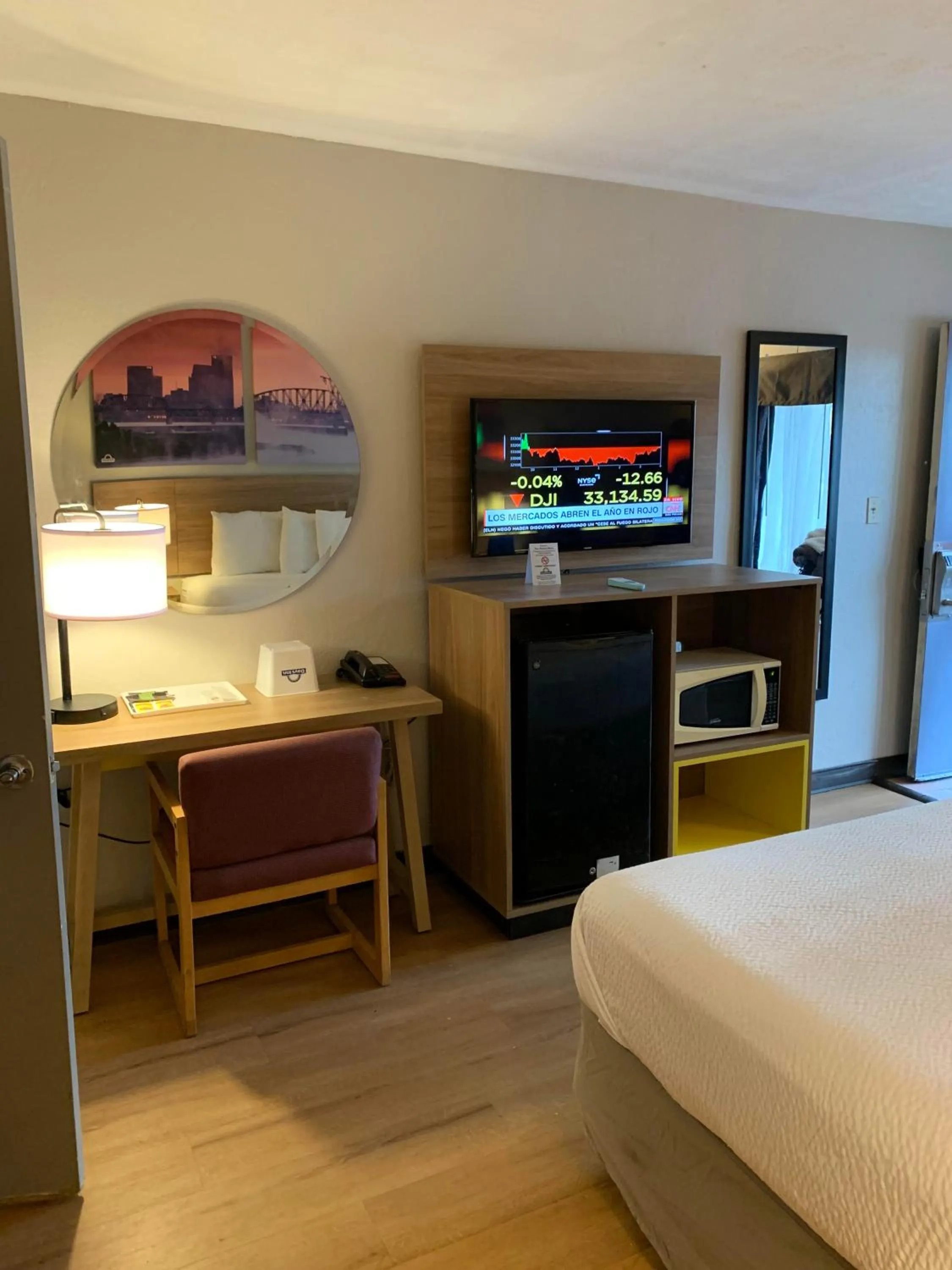 Bed in Days Inn by Wyndham Louisville Airport Fair and Expo Center