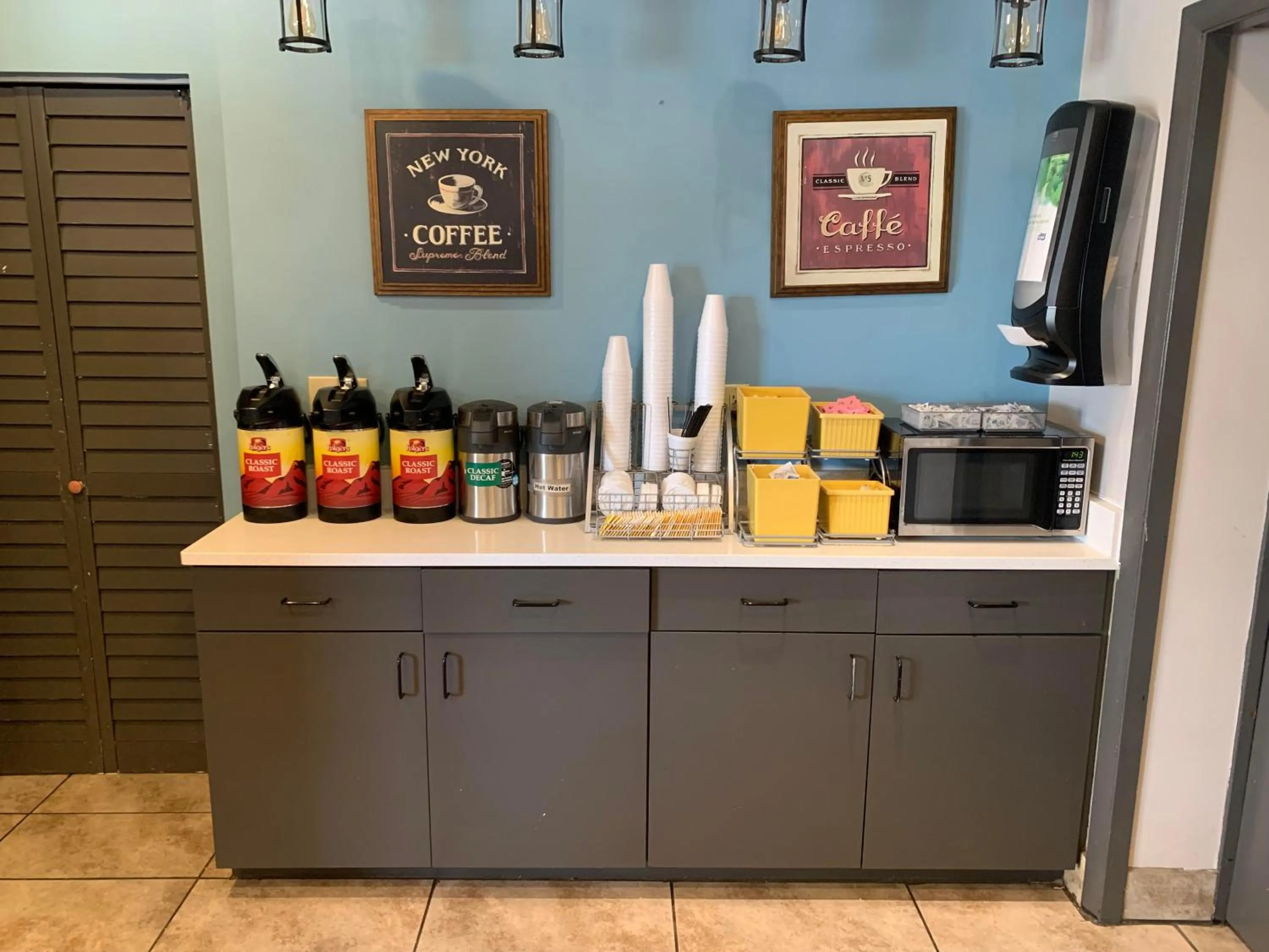 Breakfast in Days Inn by Wyndham Louisville Airport Fair and Expo Center