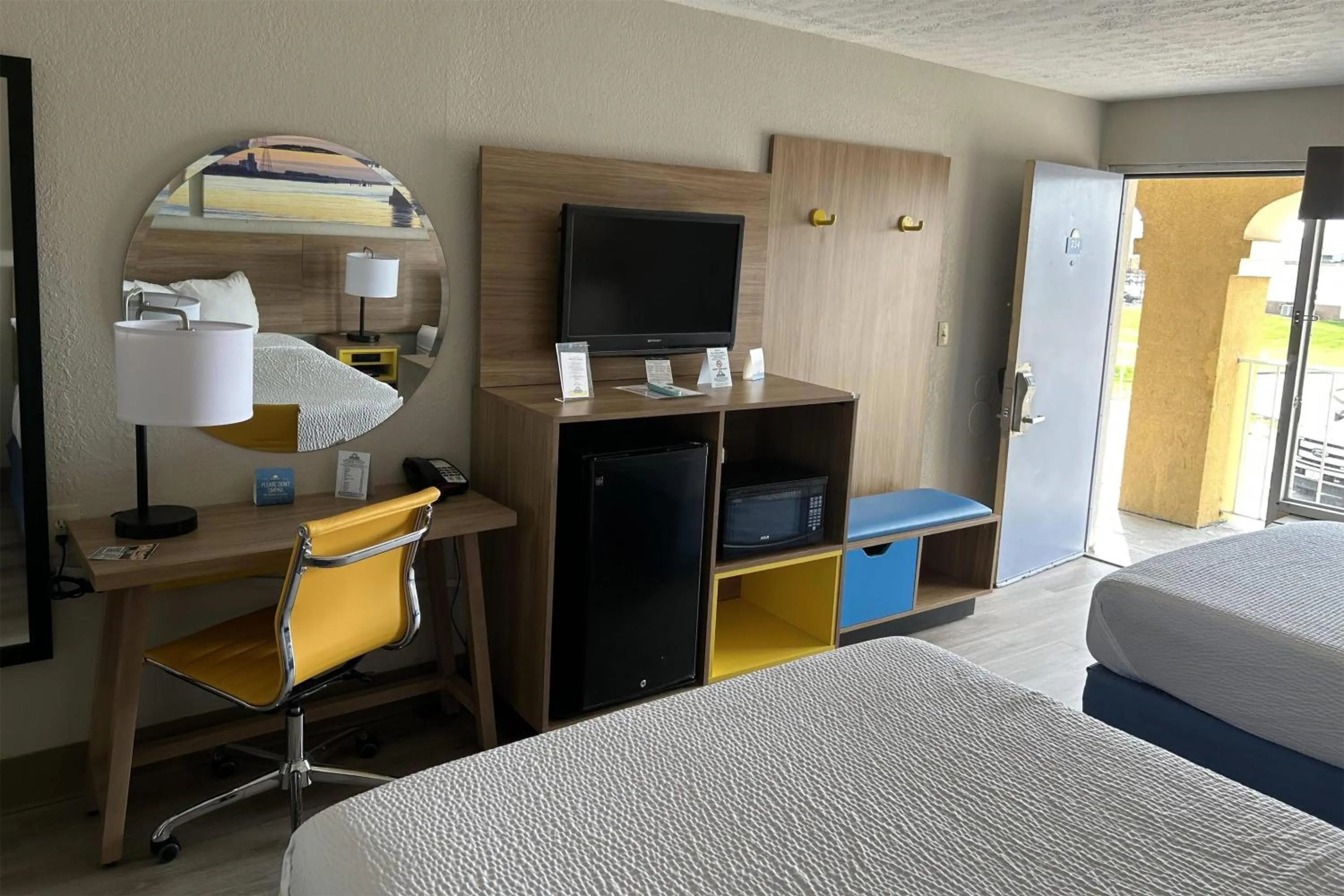 Photo of the whole room, Bed in Days Inn by Wyndham Louisville Airport Fair and Expo Center