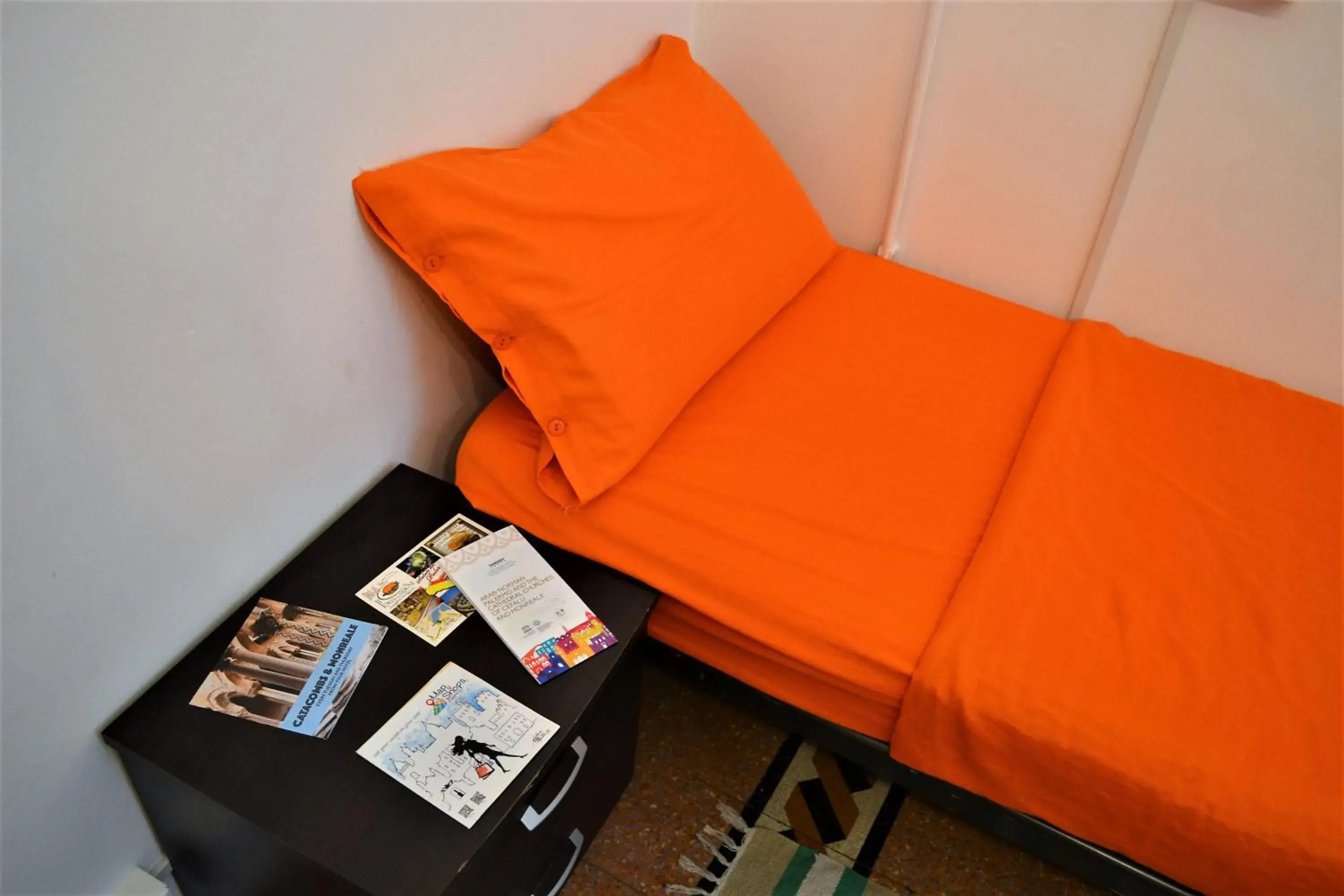 Single Bed in Male Dormitory Room with Shared Bathroom in Via Zara Single Bed in Male Dormitory Room with Shared Bathroom in Via Zara