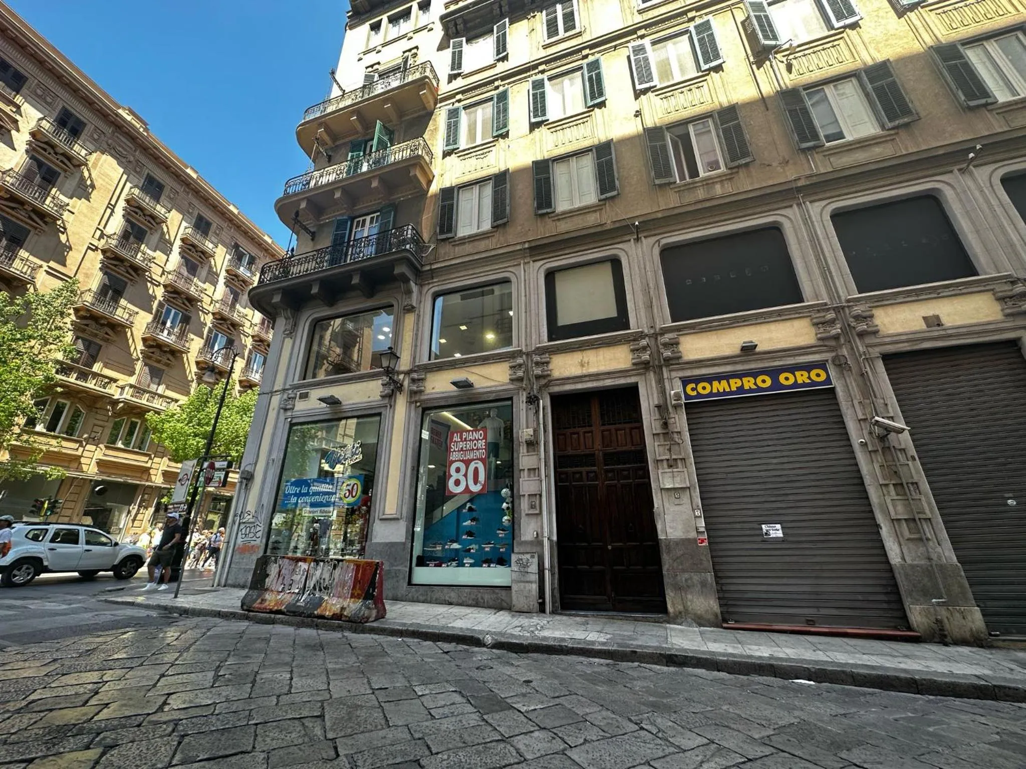 Property building in Via Zara