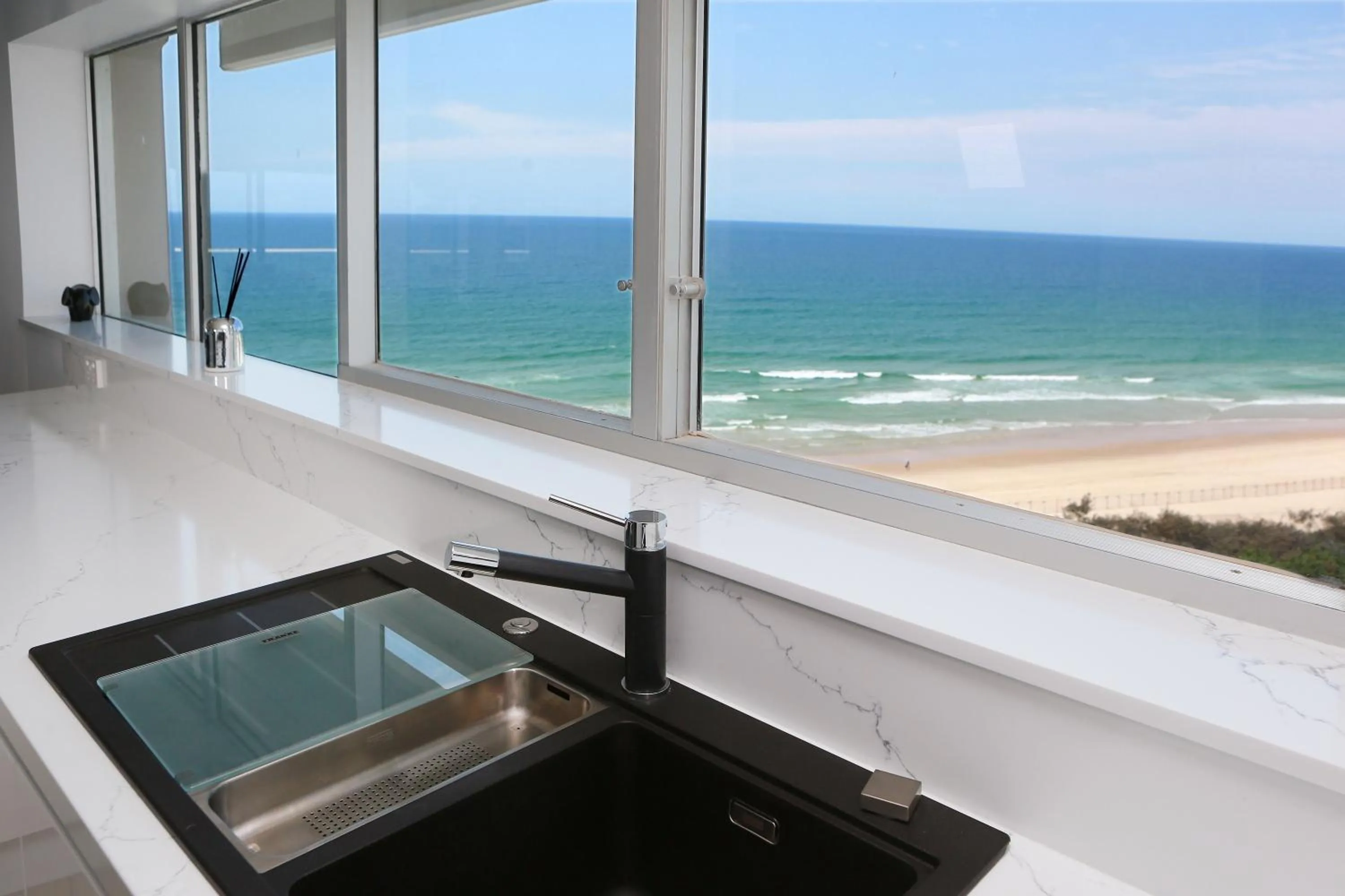 Kitchen or kitchenette in Narrowneck Court Holiday Apartments