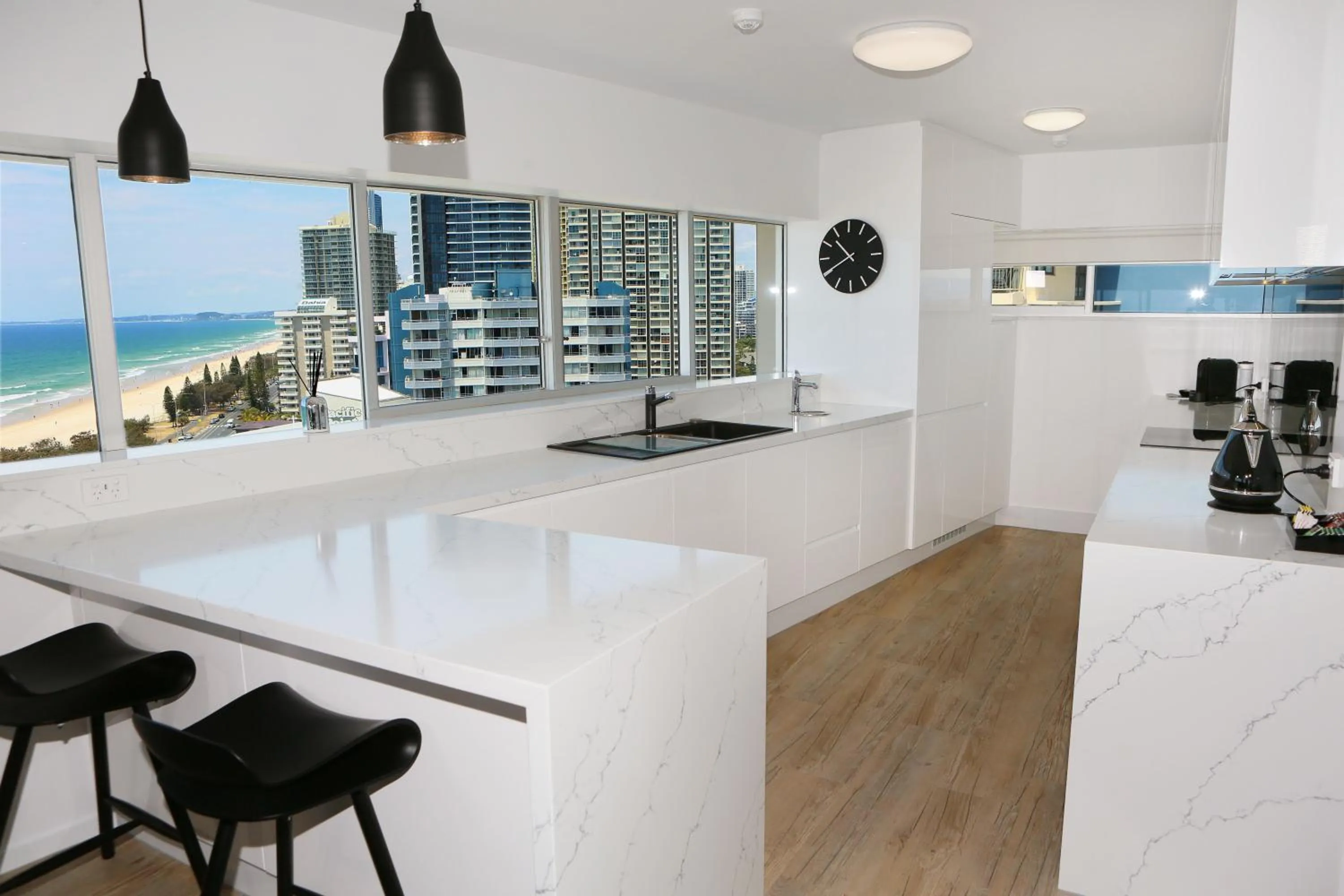 Kitchen or kitchenette in Narrowneck Court Holiday Apartments