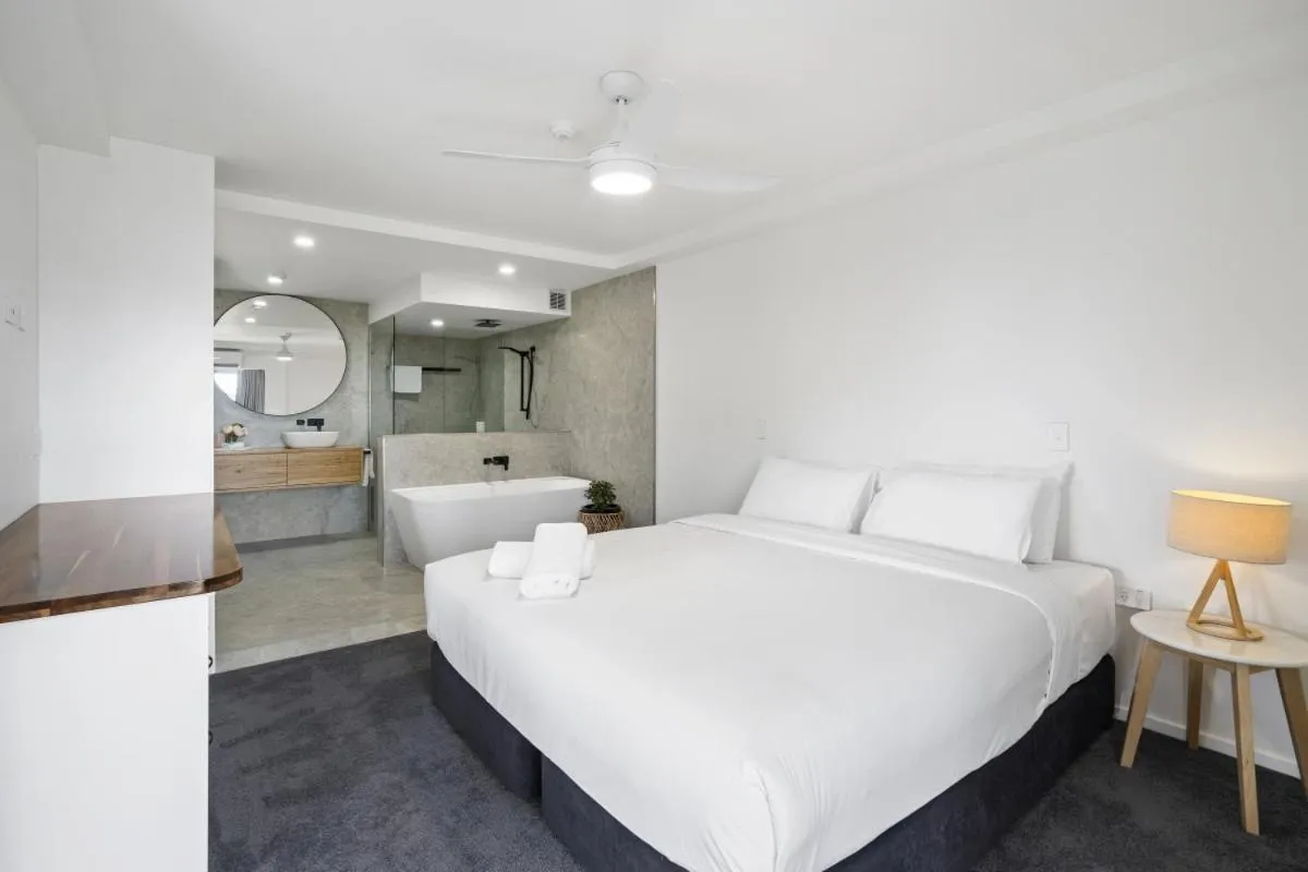 Bed in Narrowneck Court Holiday Apartments
