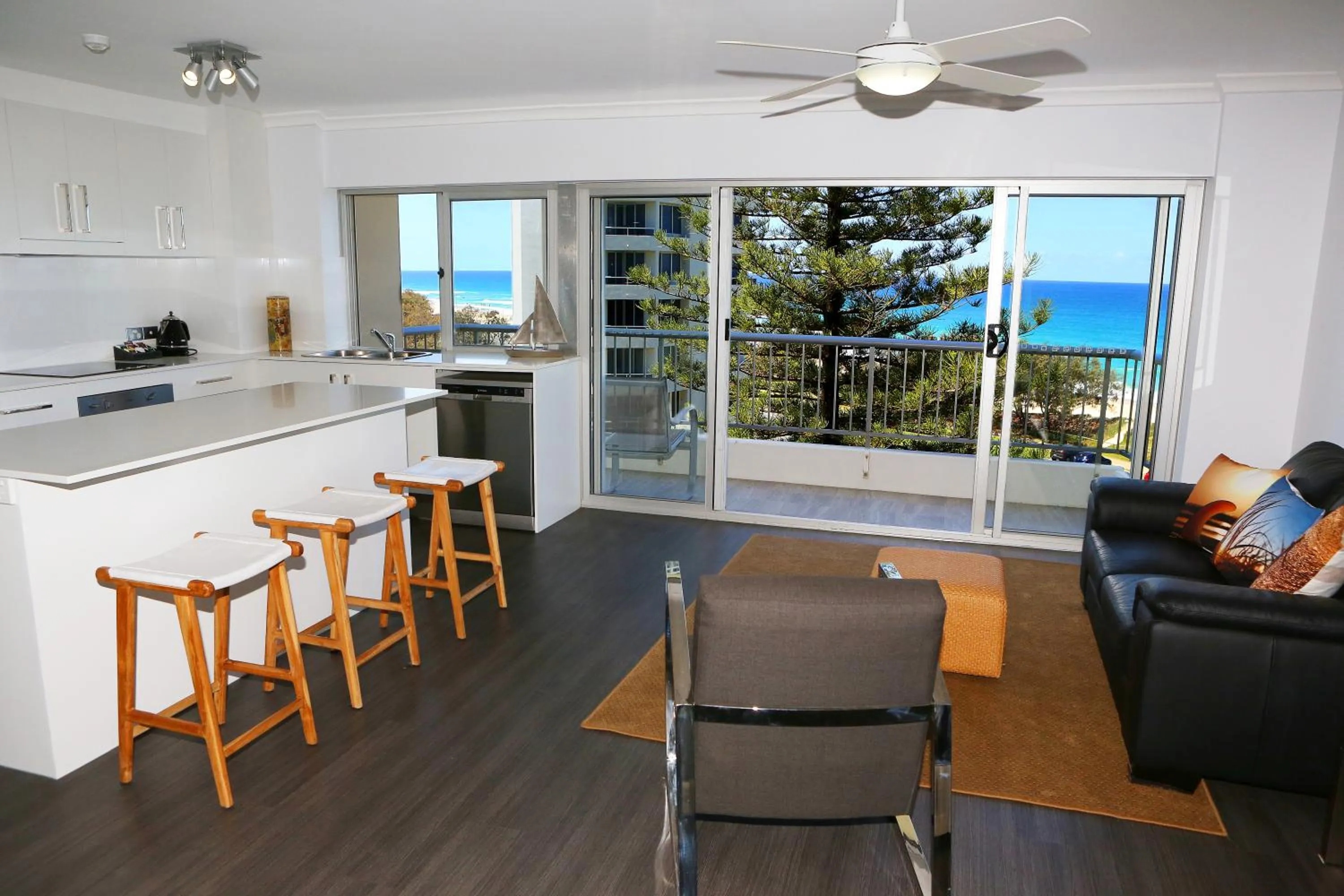 Kitchen or kitchenette in Narrowneck Court Holiday Apartments