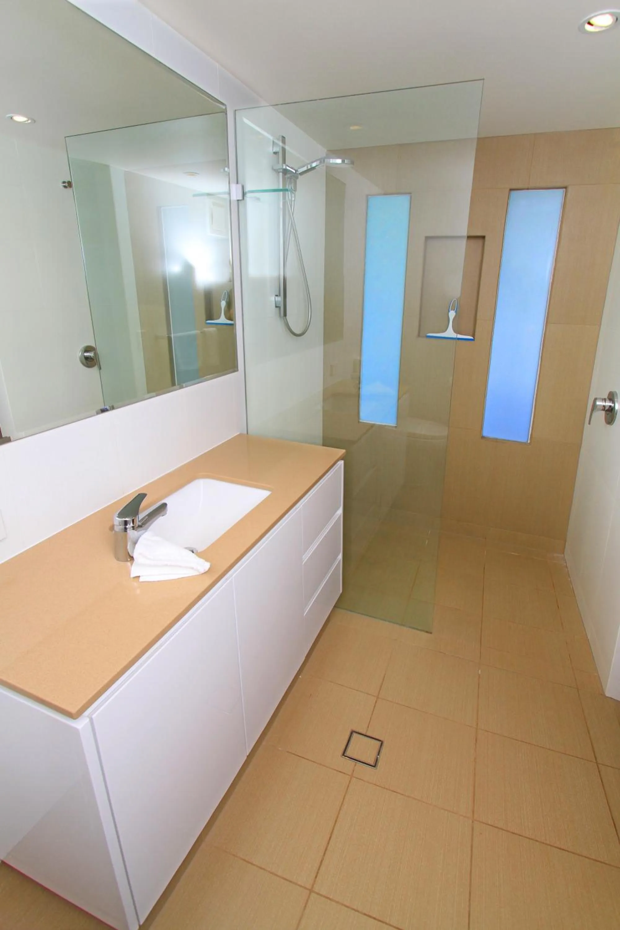 Bathroom, Bed in Narrowneck Court Holiday Apartments