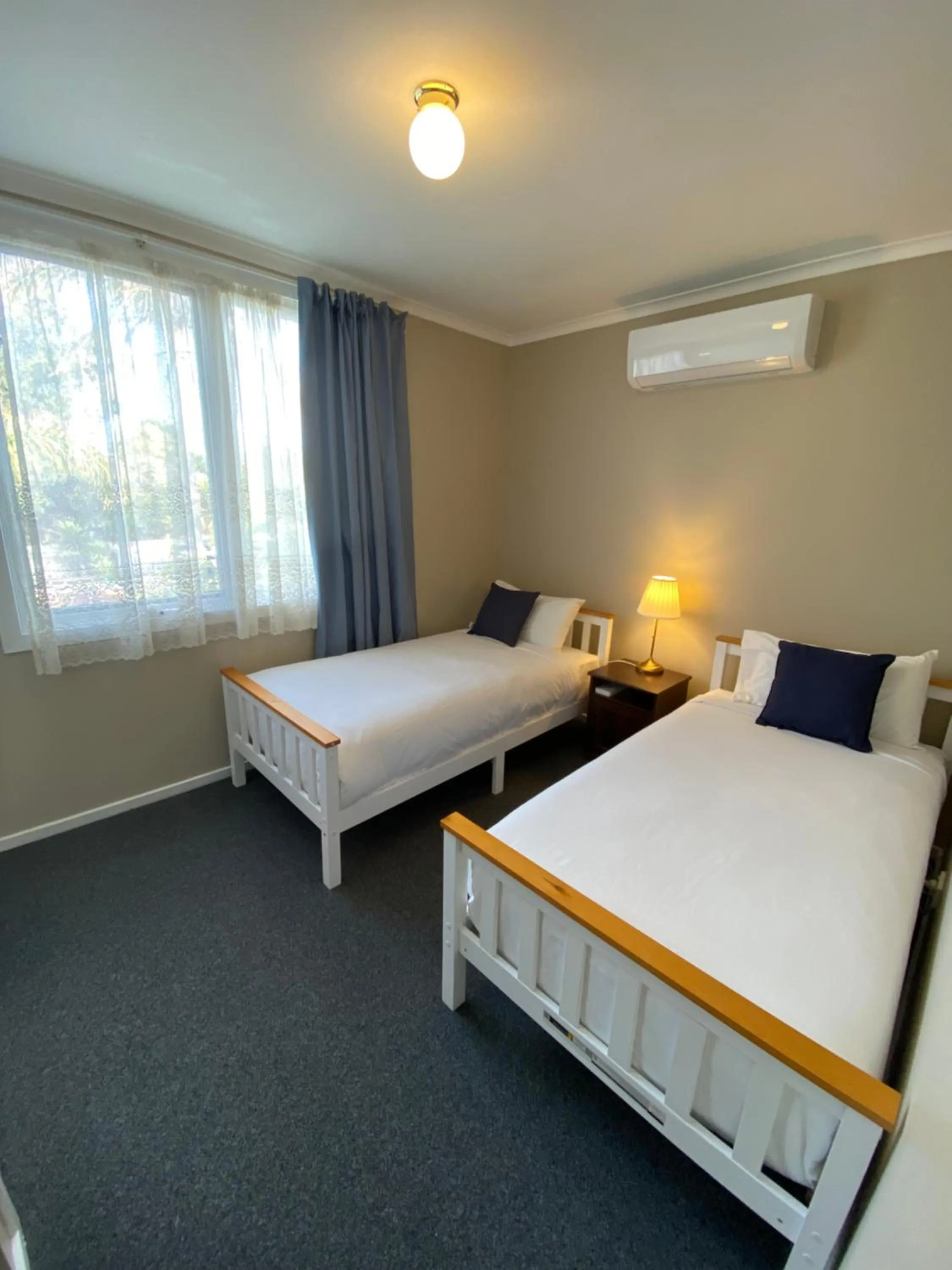 Bed in Coachman Motel and Holiday Units