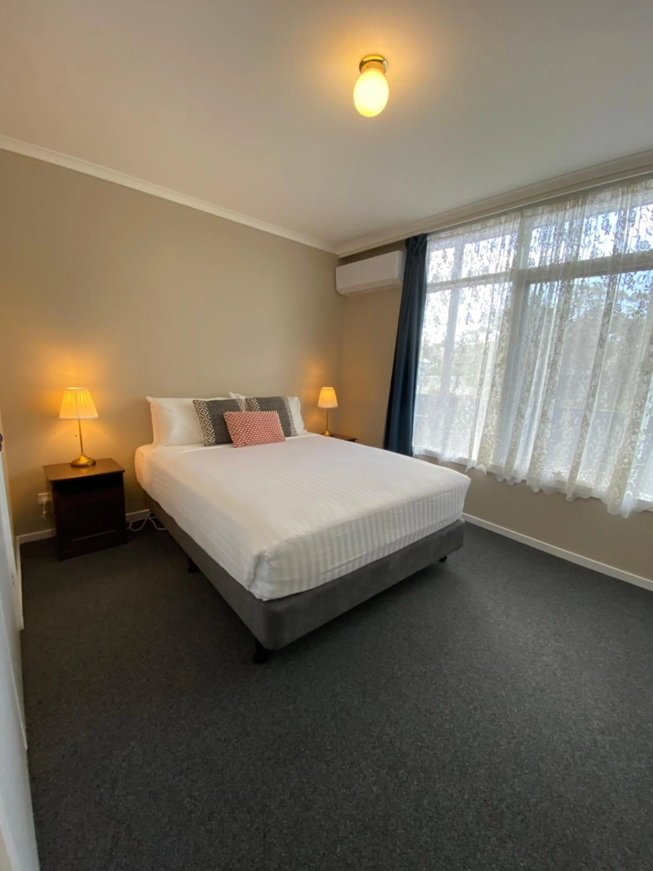 Bed in Coachman Motel and Holiday Units