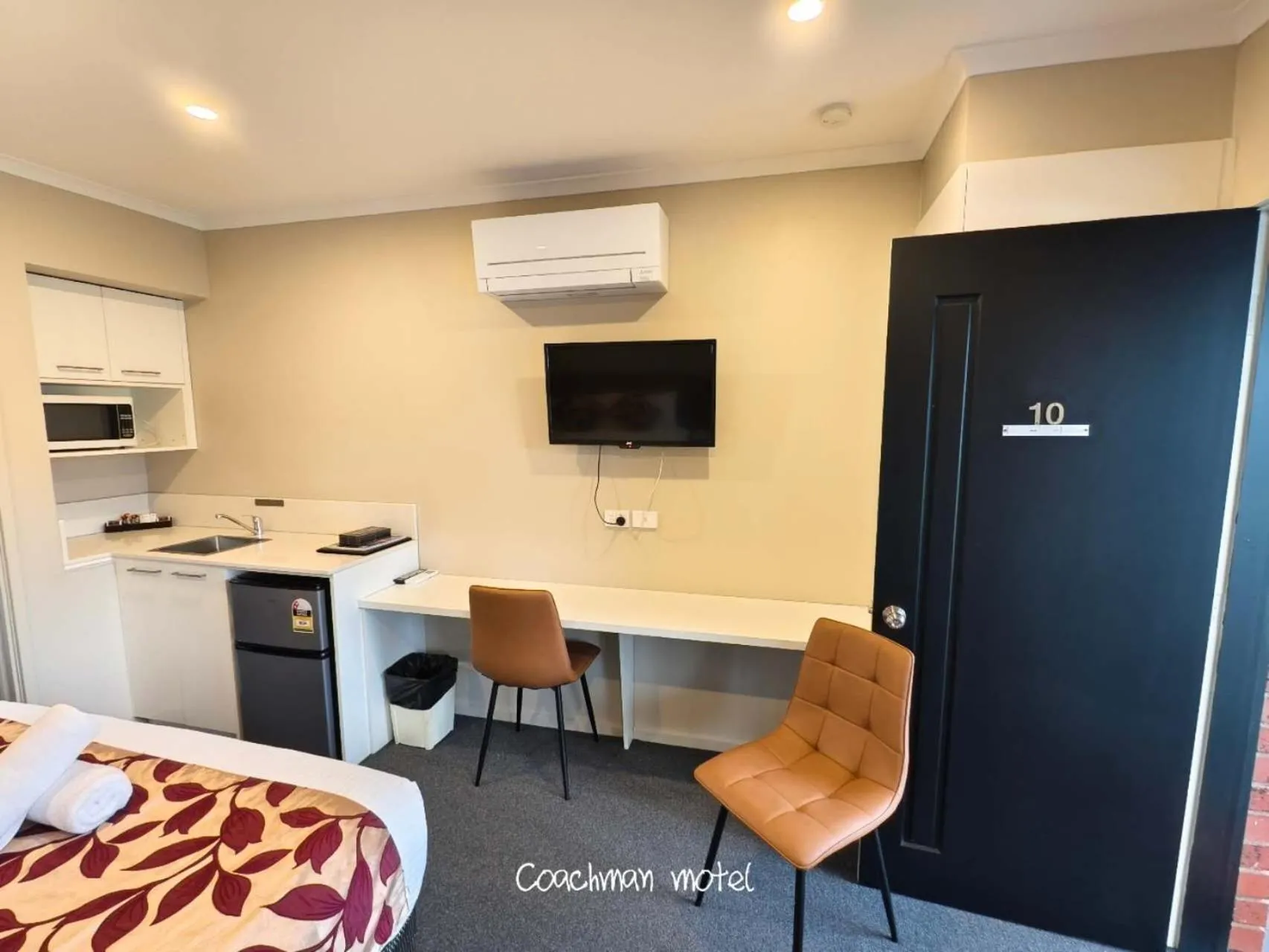 Bed in Coachman Motel and Holiday Units