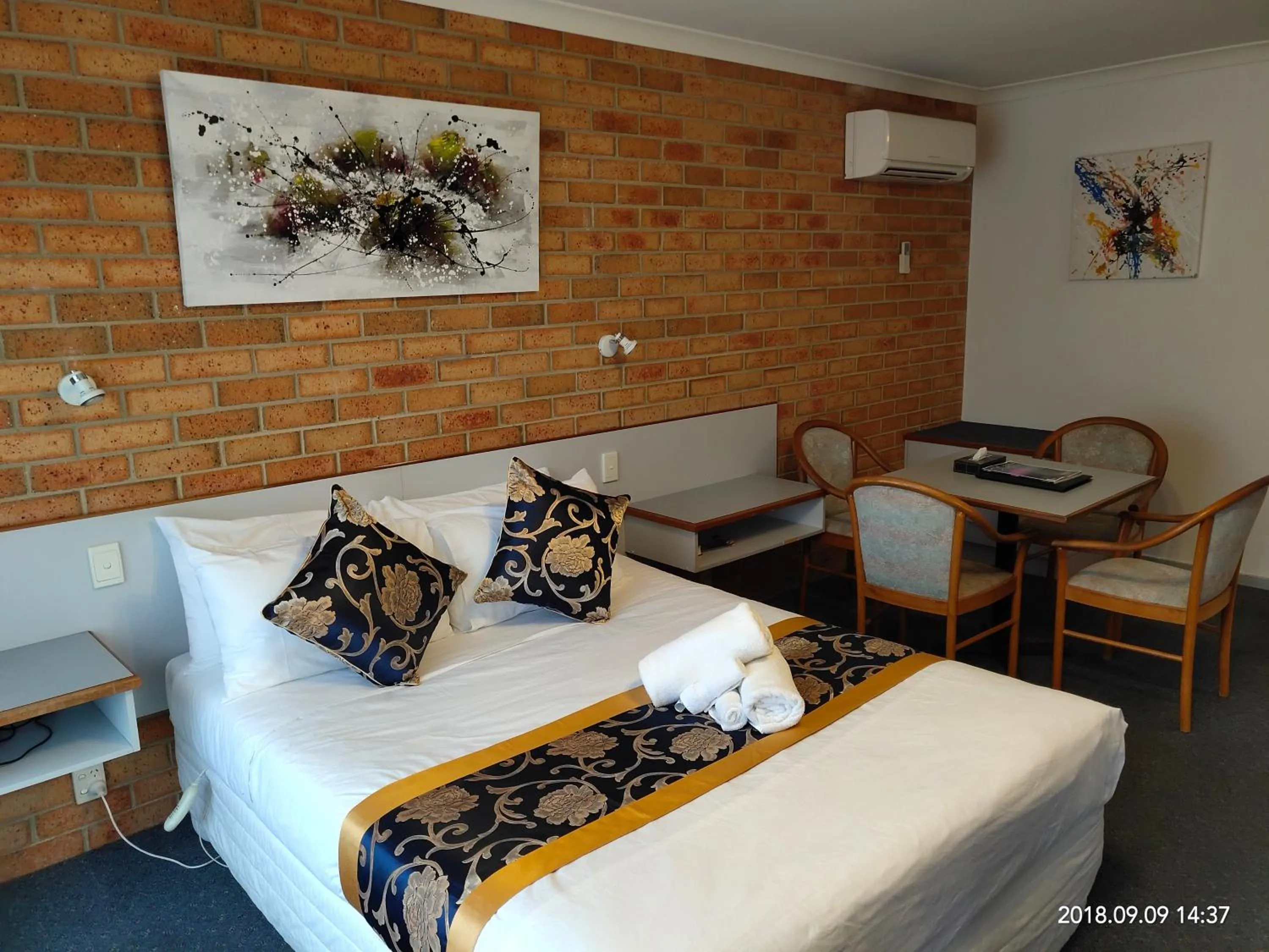 Bed in Coachman Motel and Holiday Units