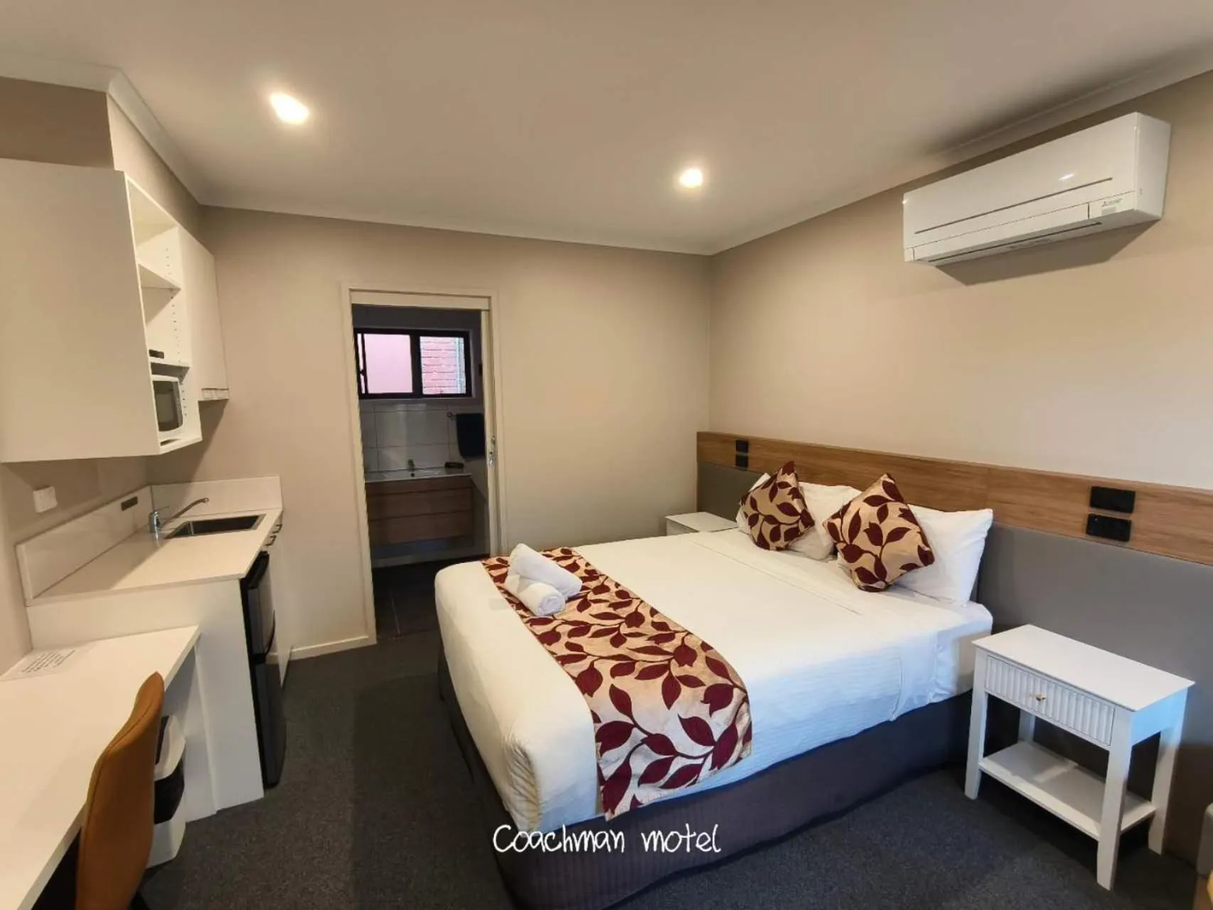 Bed in Coachman Motel and Holiday Units