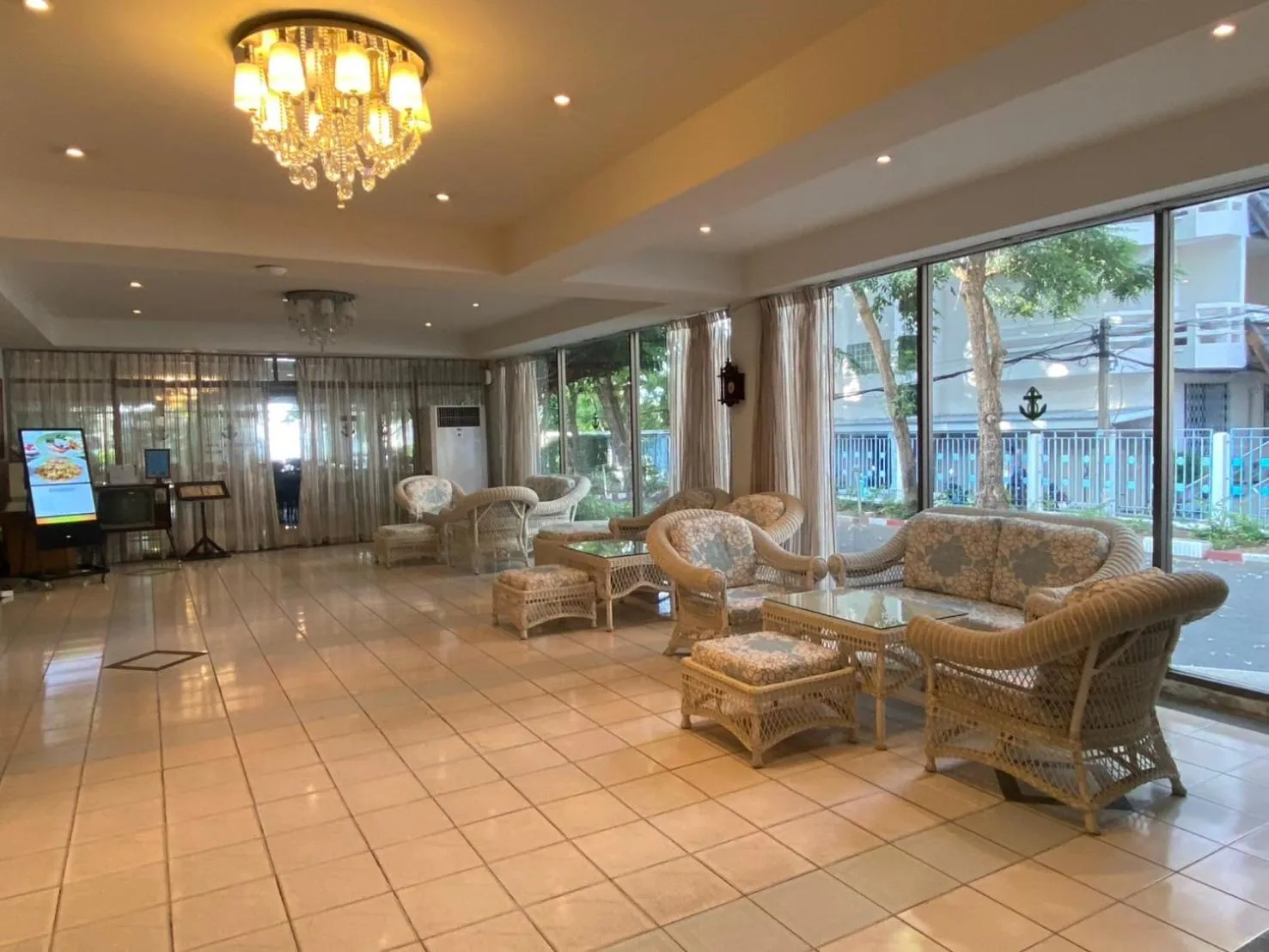 Communal lounge/ TV room in Nautical Inn