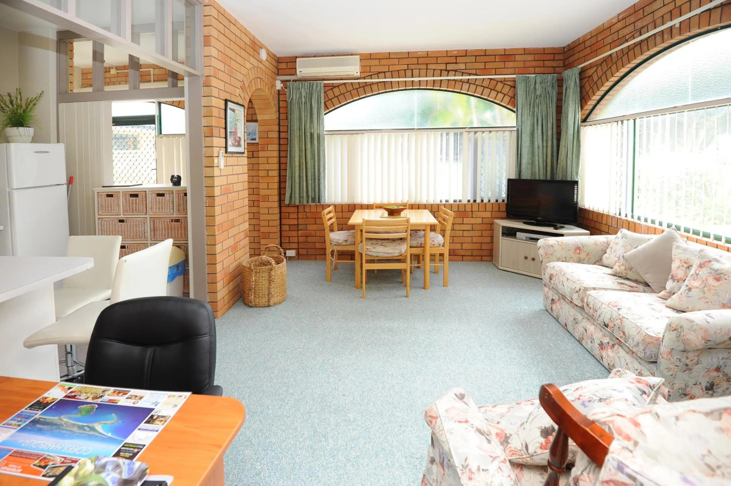 Photo of the whole room in The Tahitian