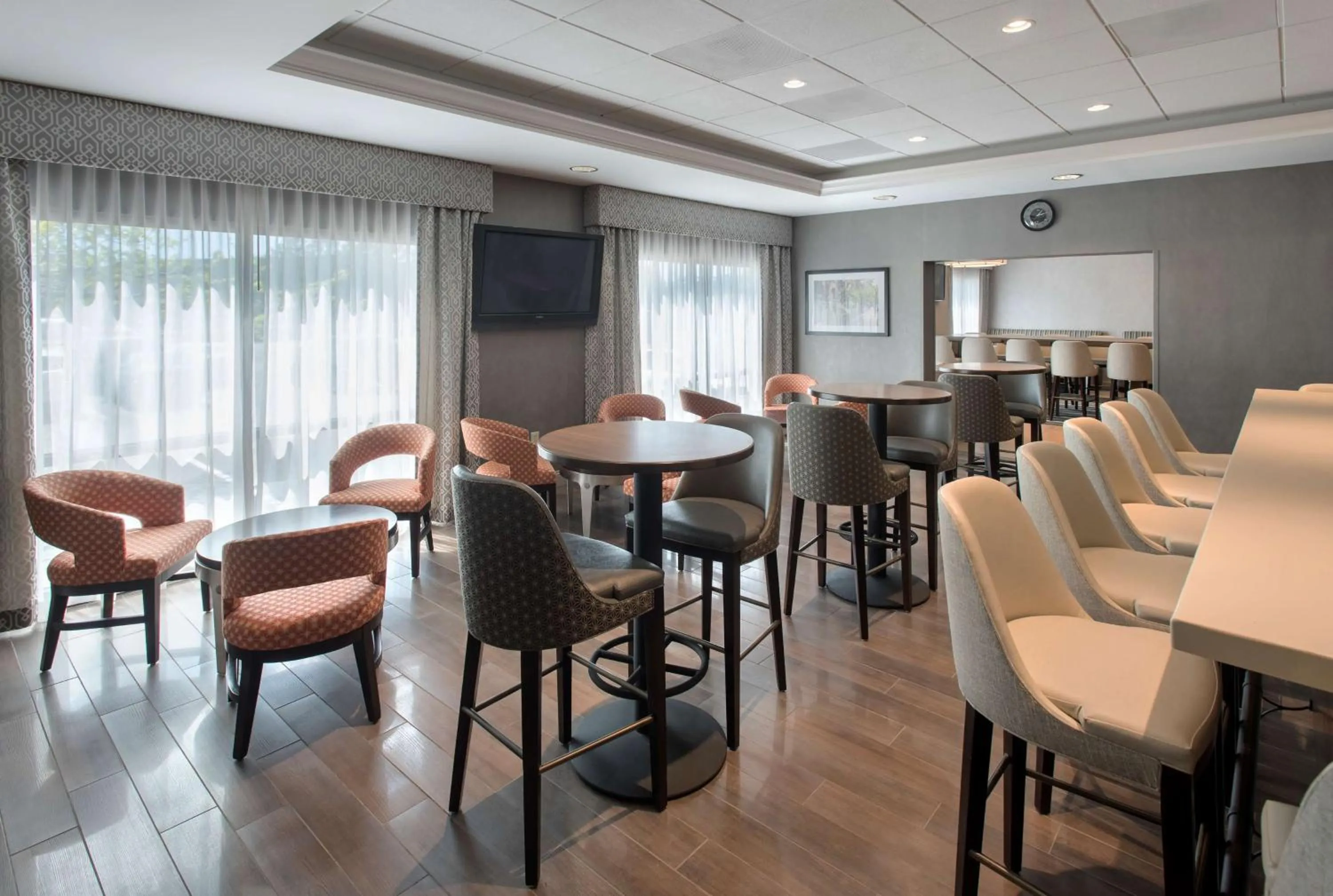 Lounge or bar in Hampton Inn Boston Logan Airport