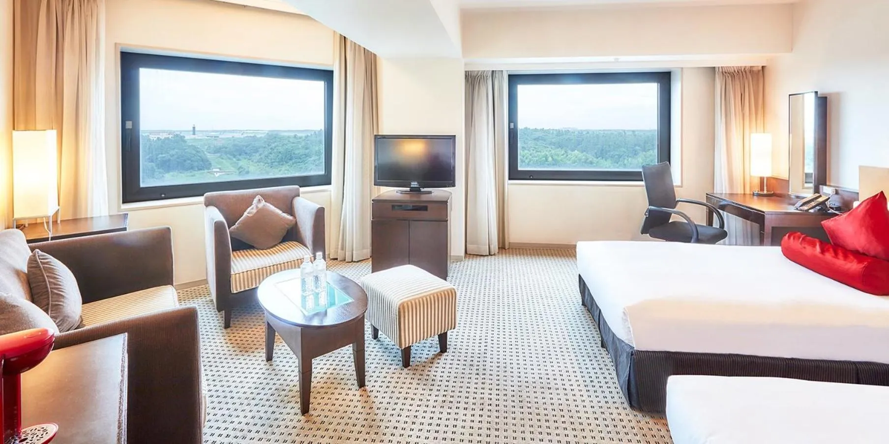 Photo of the whole room in ANA Crowne Plaza Narita by IHG