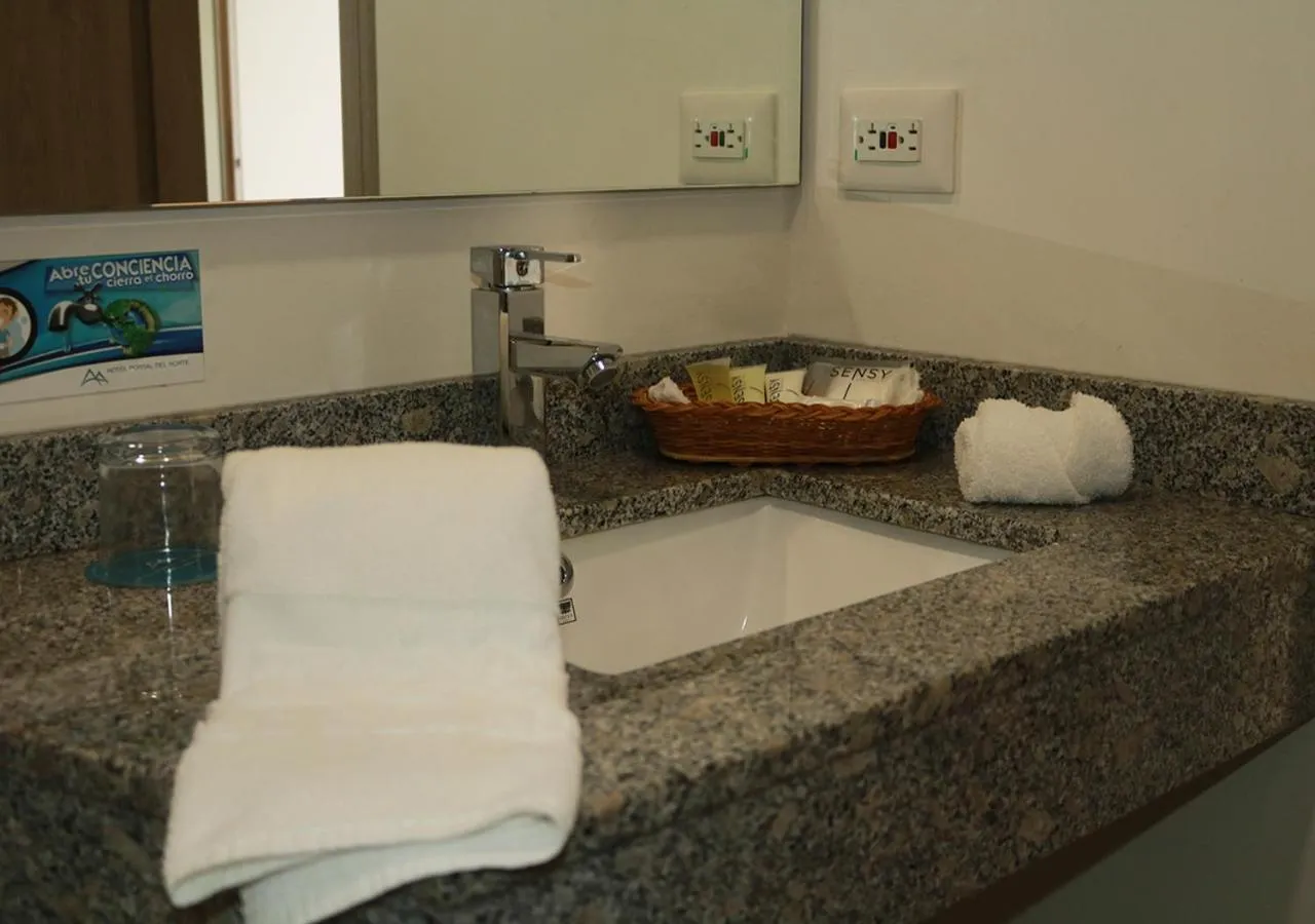 Shower in Hotel Portal Del Norte