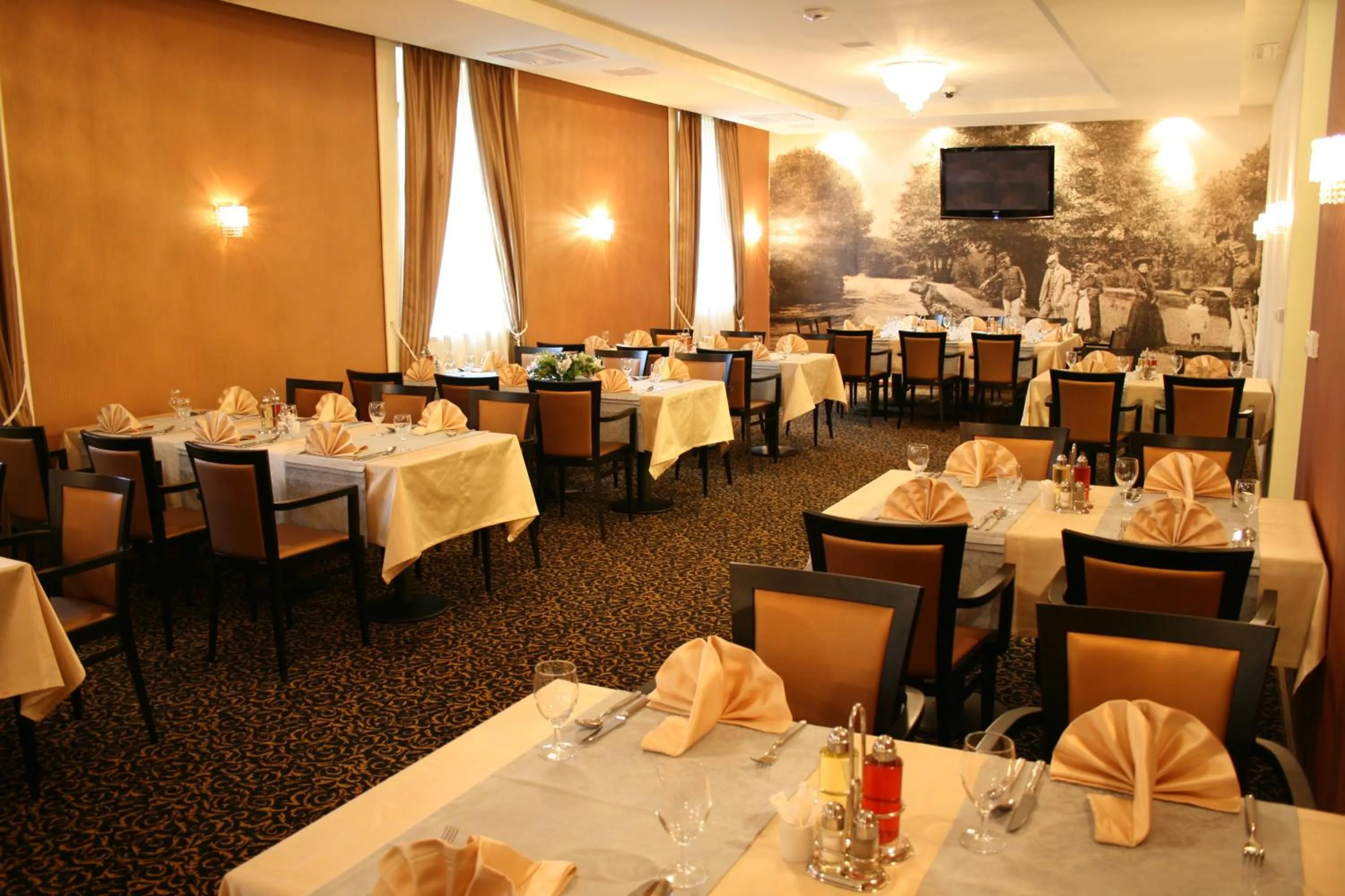 Restaurant/places to eat in Hotel Crystal