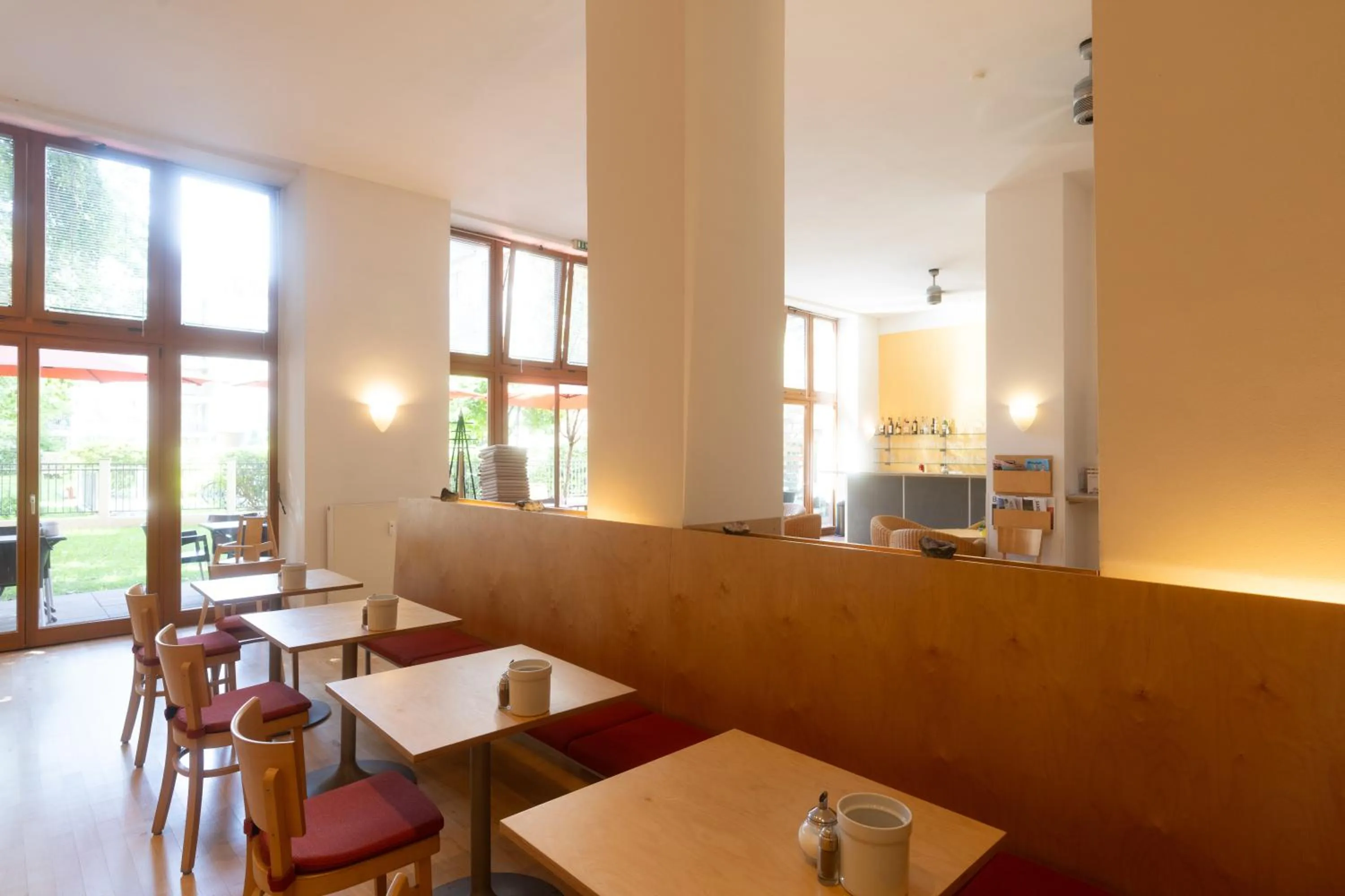 Restaurant/places to eat in Hotel 26