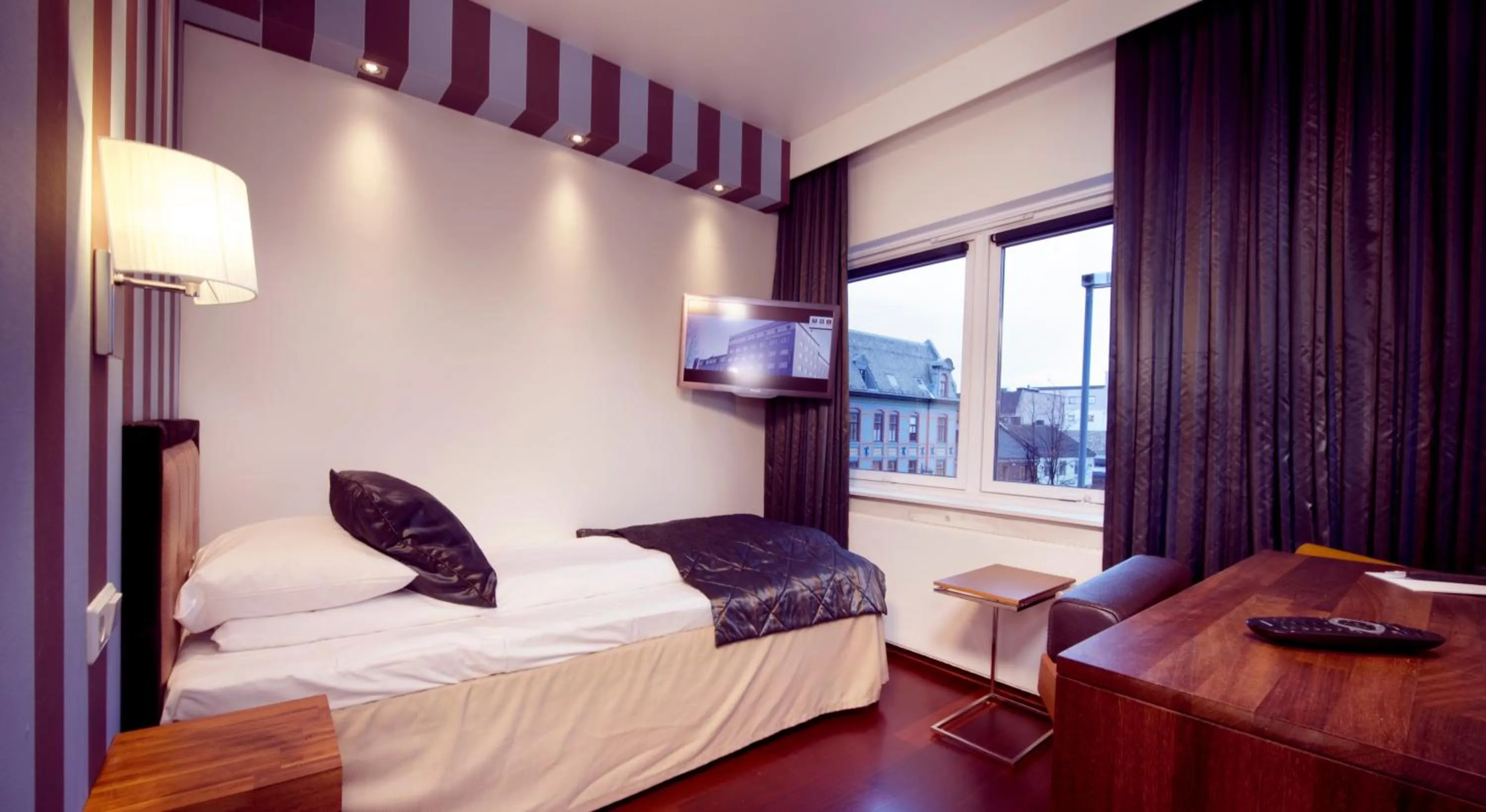 Bed in Home Hotel Astoria