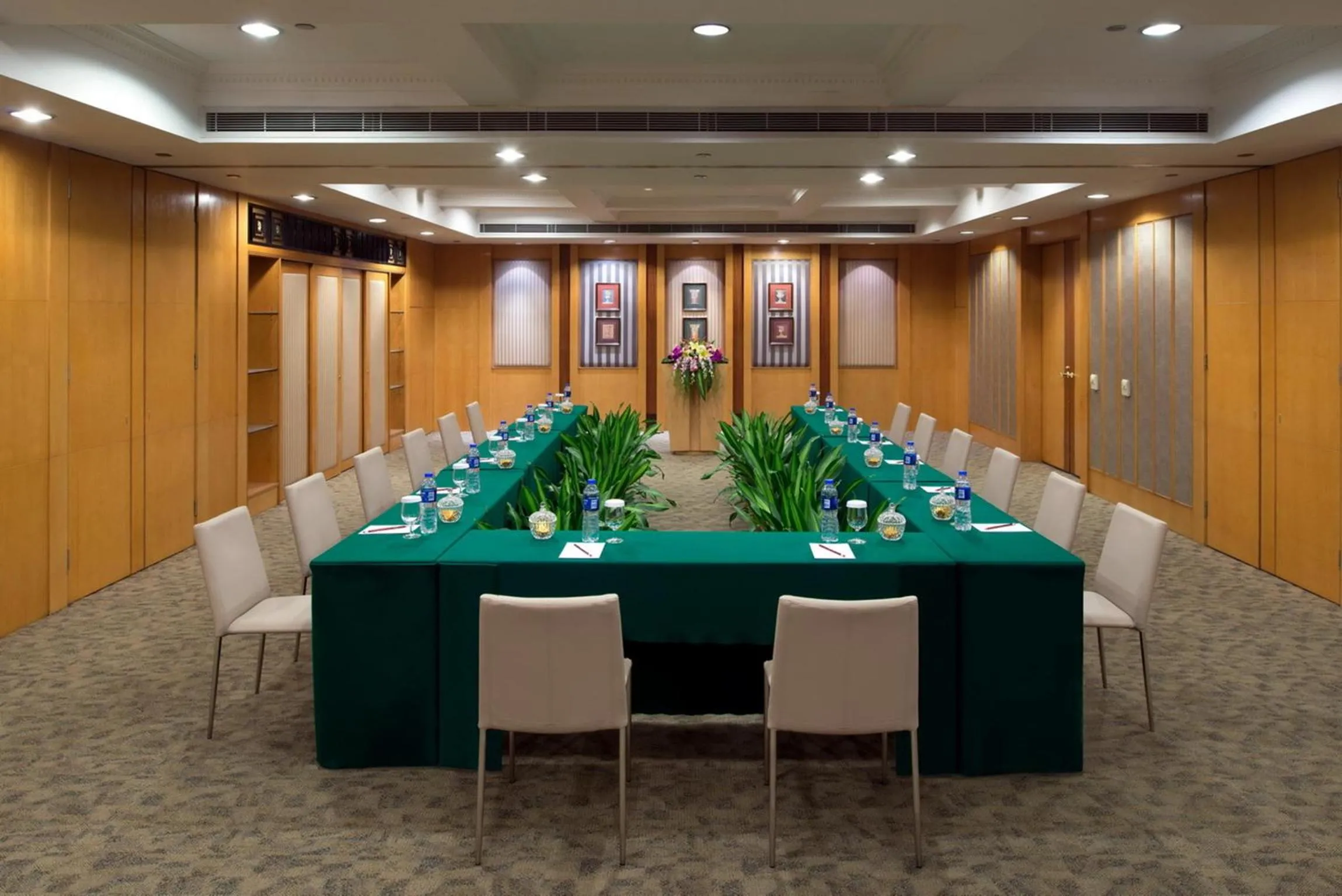 Meeting/conference room in New World Shunde Hotel