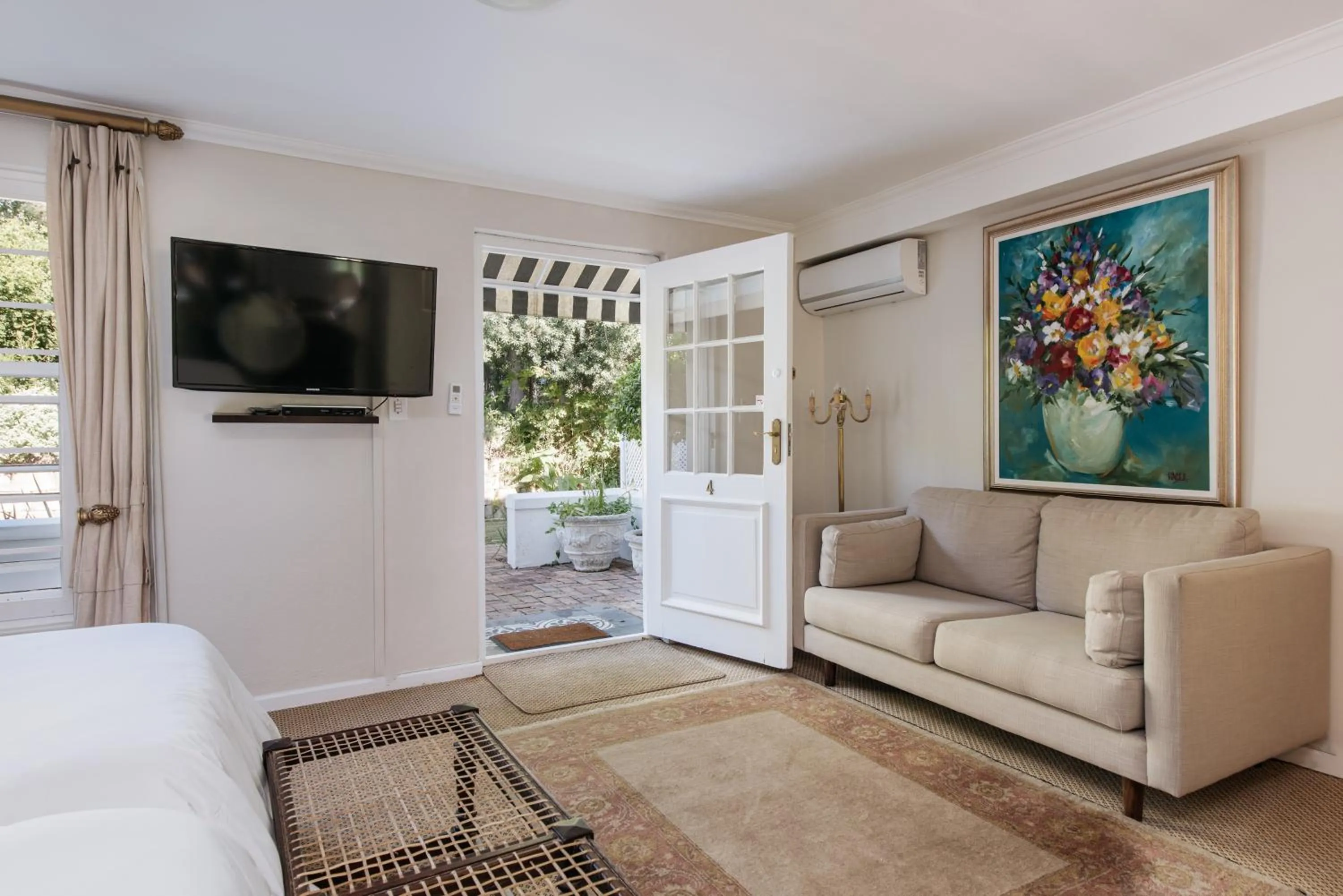 TV and multimedia in Maison Chablis Guest House