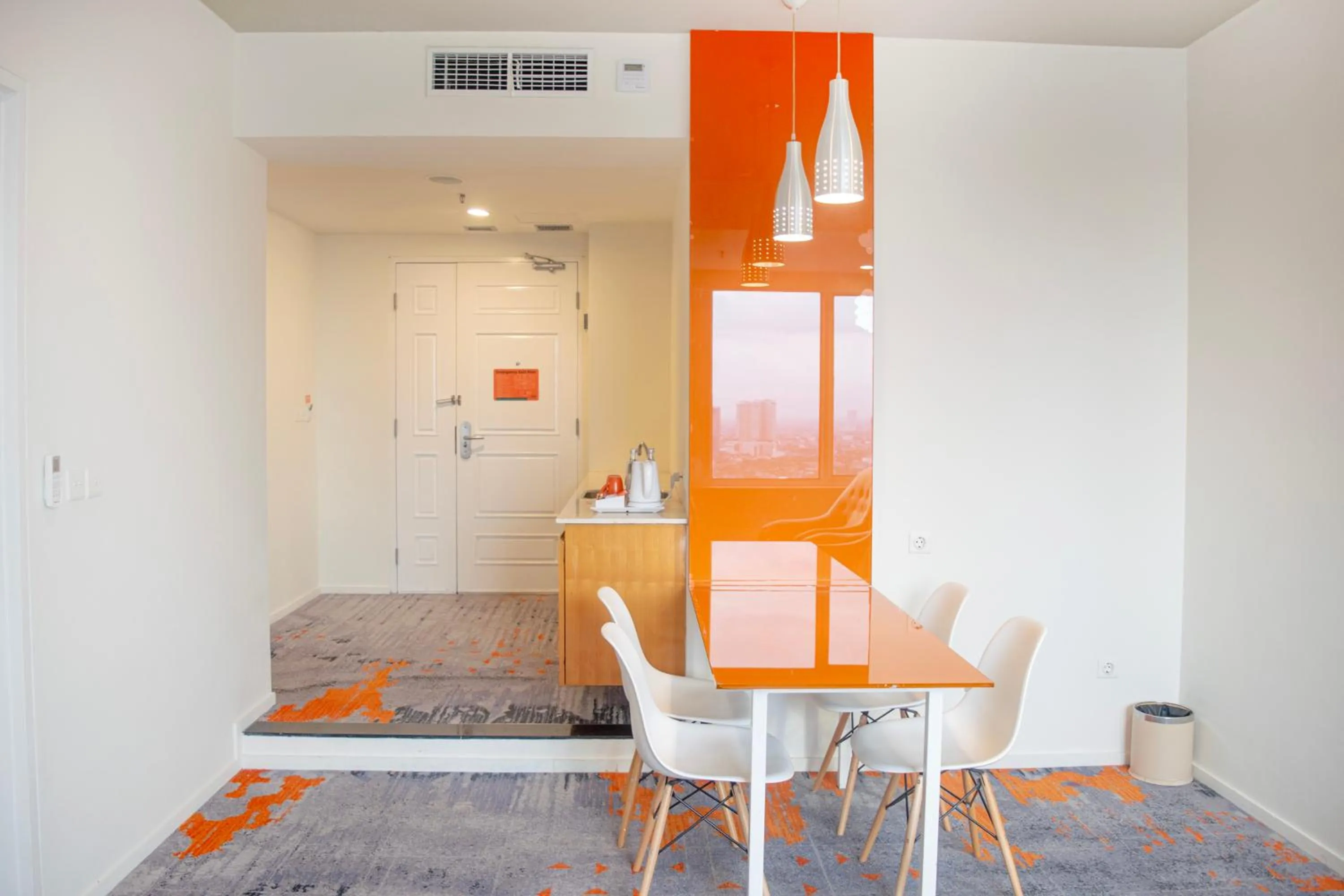 Dining area in HARRIS Suites fx Sudirman