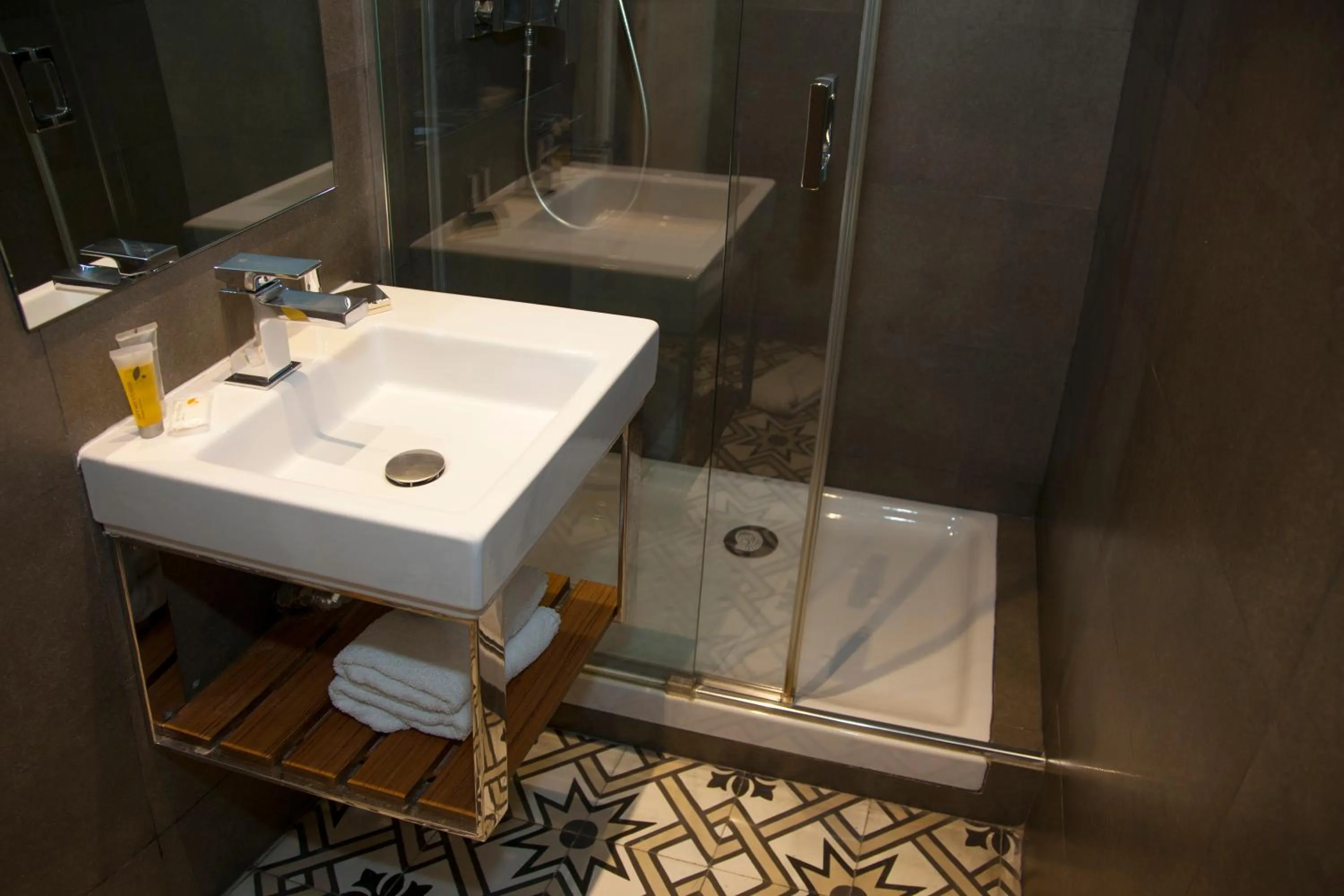 Shower in Hostal Goya