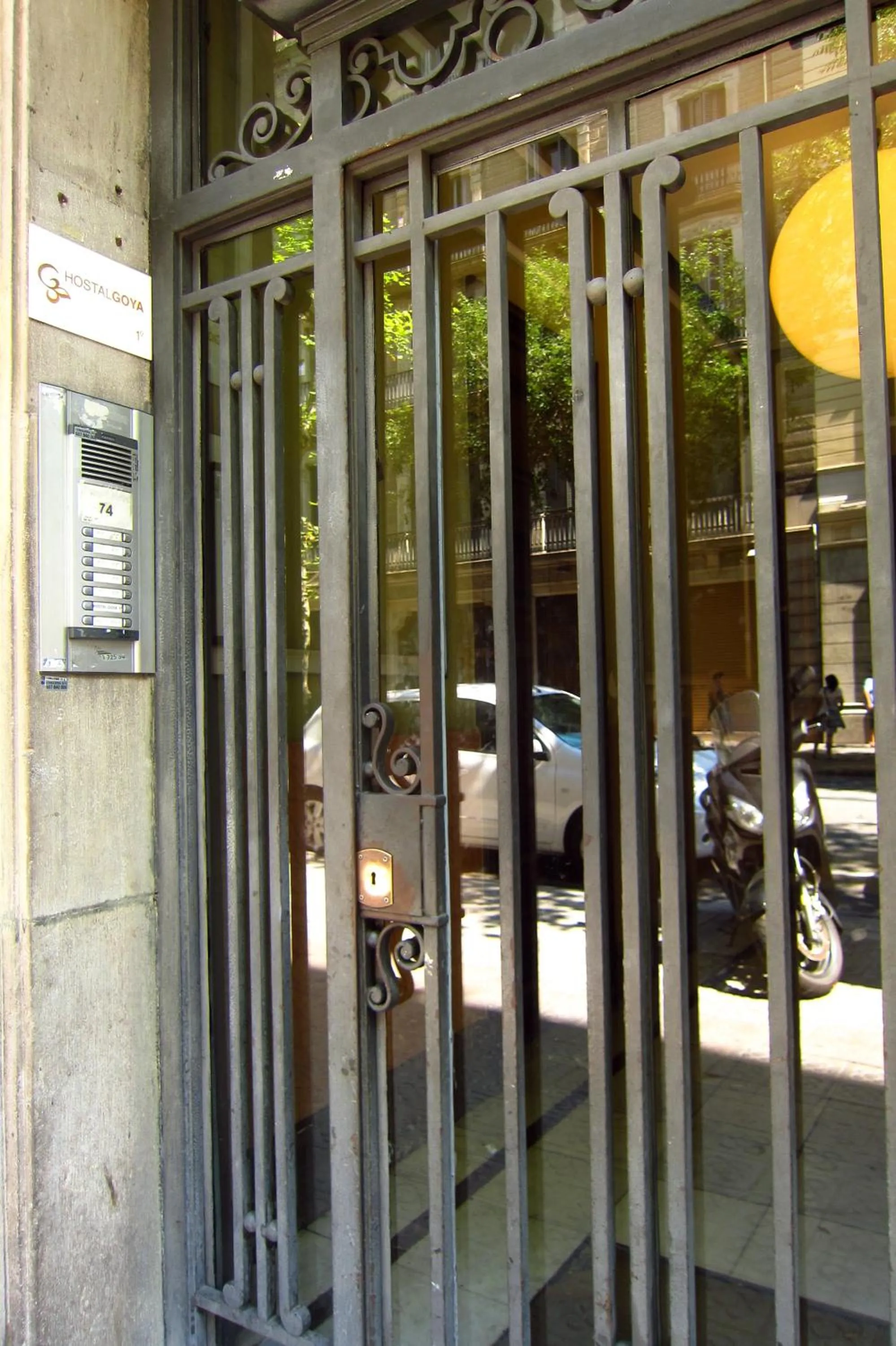 Facade/entrance in Hostal Goya