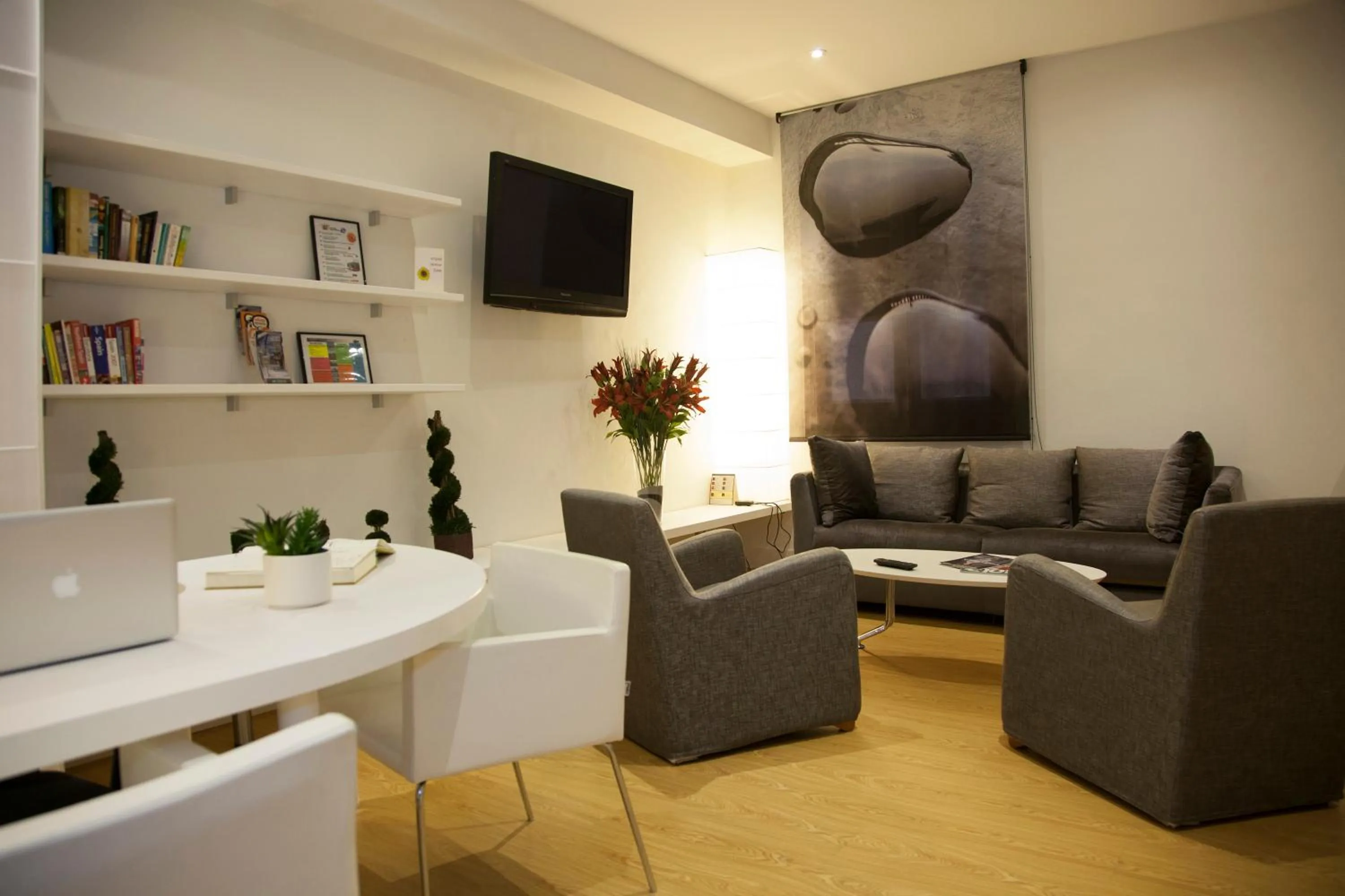 Communal lounge/ TV room in Hostal Goya