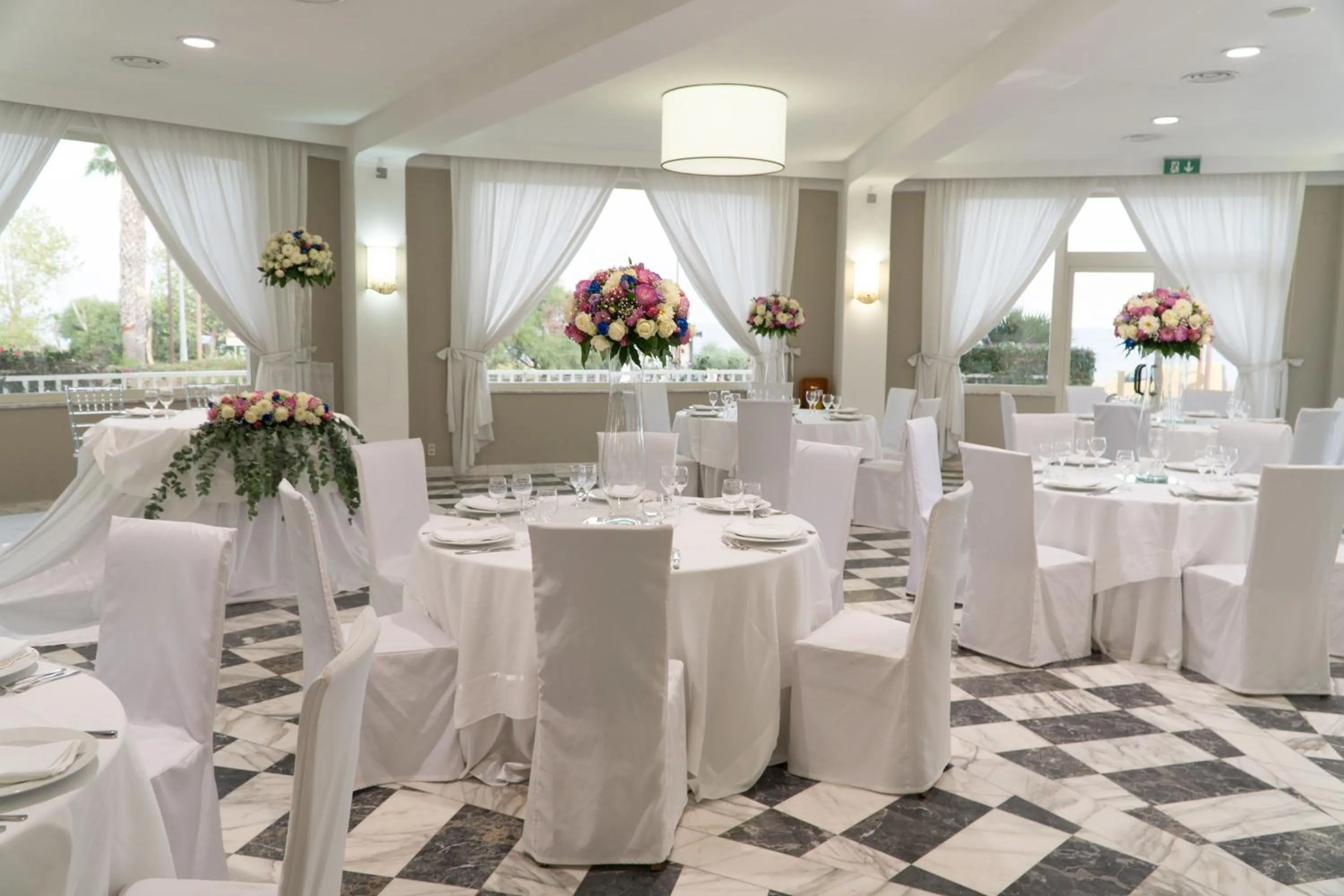 Restaurant/places to eat in Grand Hotel President