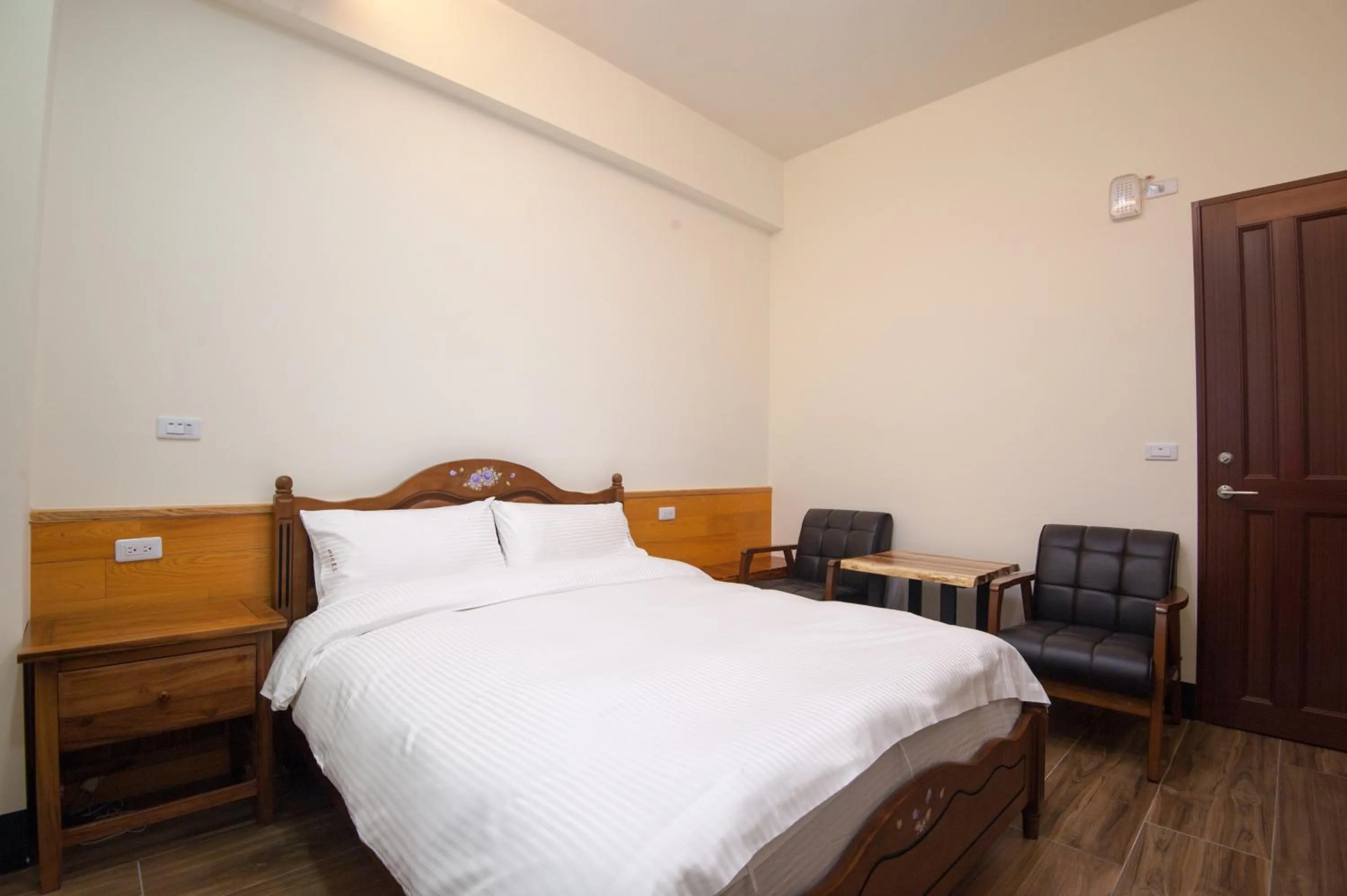 Bed in Habitat Heart B&B