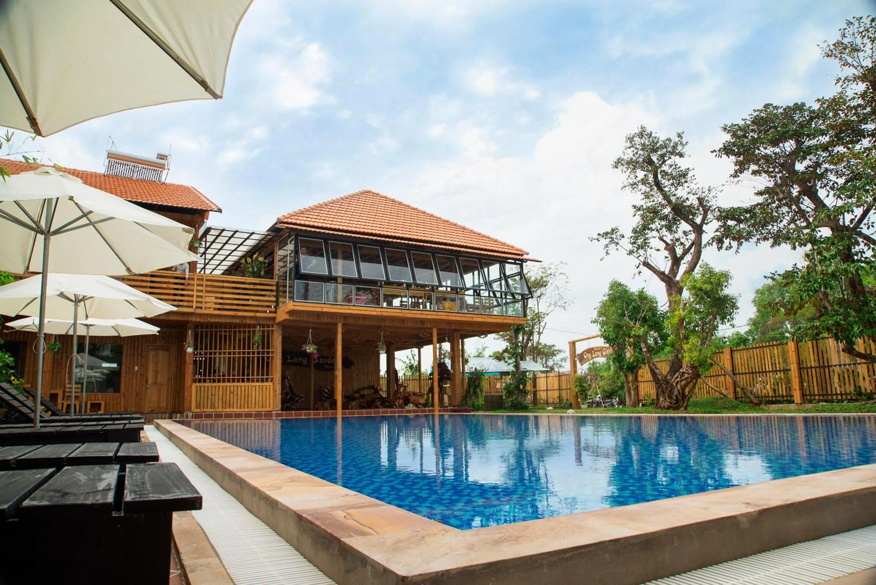 Swimming pool in Ong Lang Garden Resort