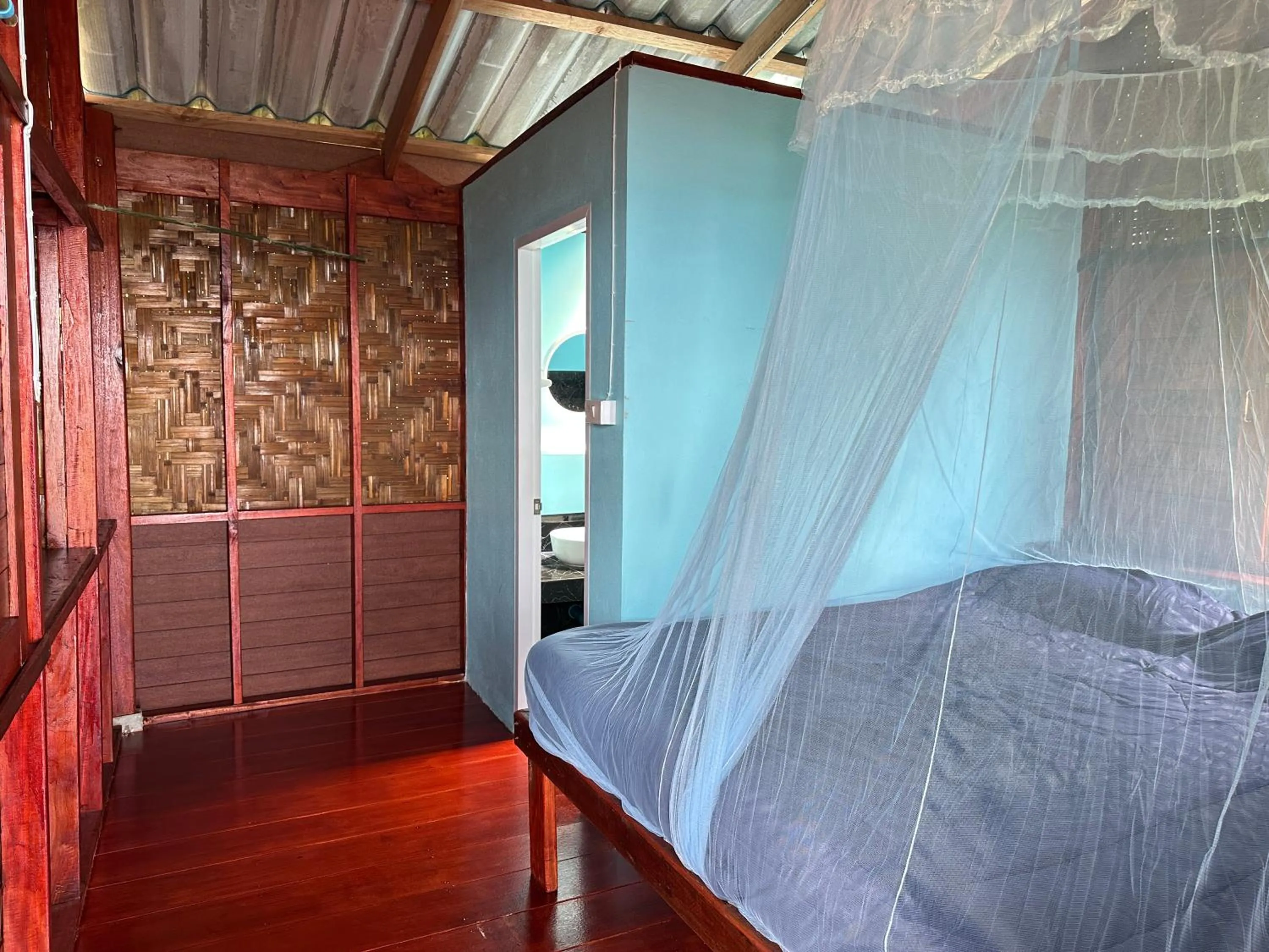 Bed in Mama's Bungalows Koh Chang Ranong