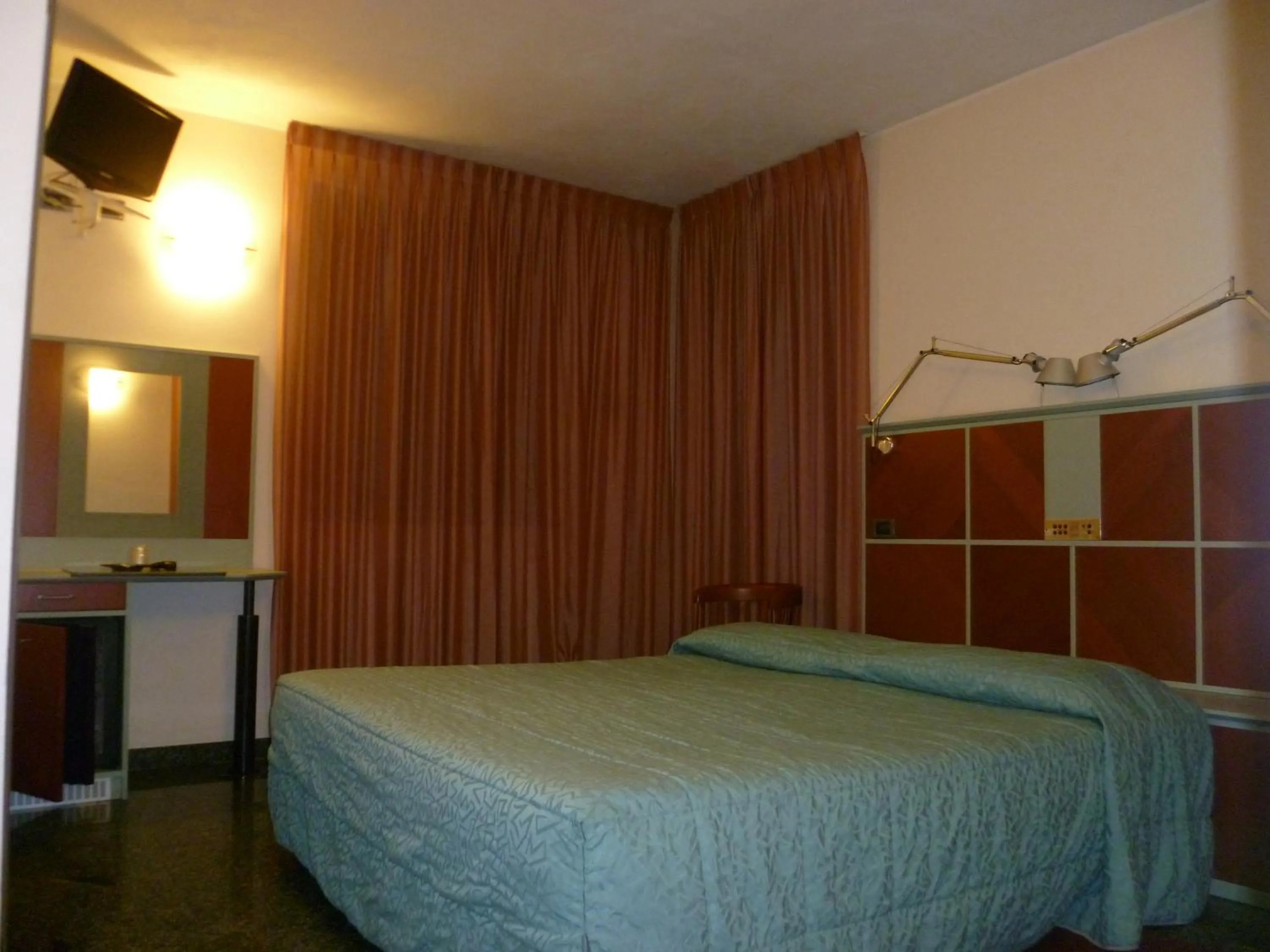 Photo of the whole room, Bed in Hotel Derby