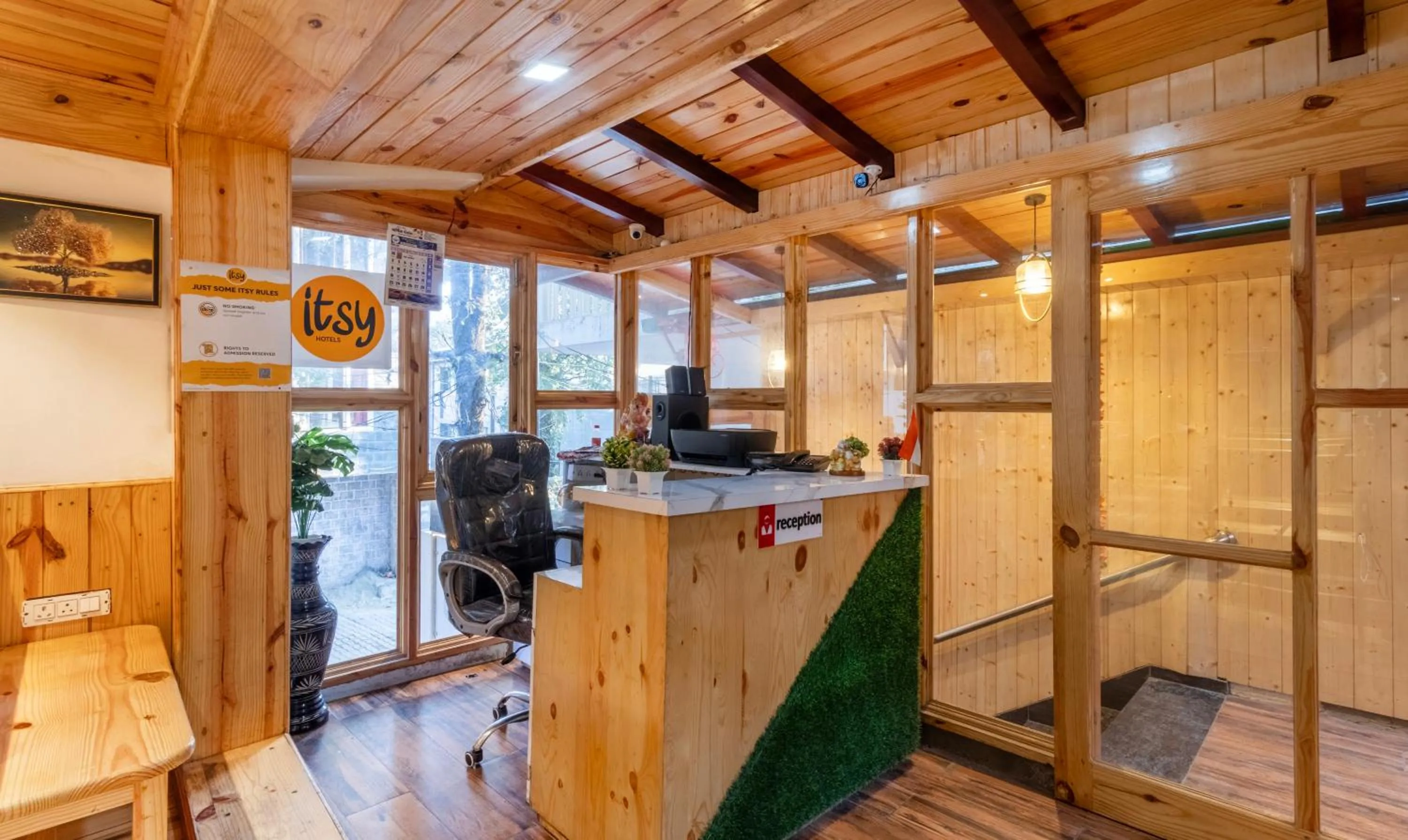 Lobby or reception in Itsy Hotels Shri Gv Inn, 600 Mtrs From Tiffin Top