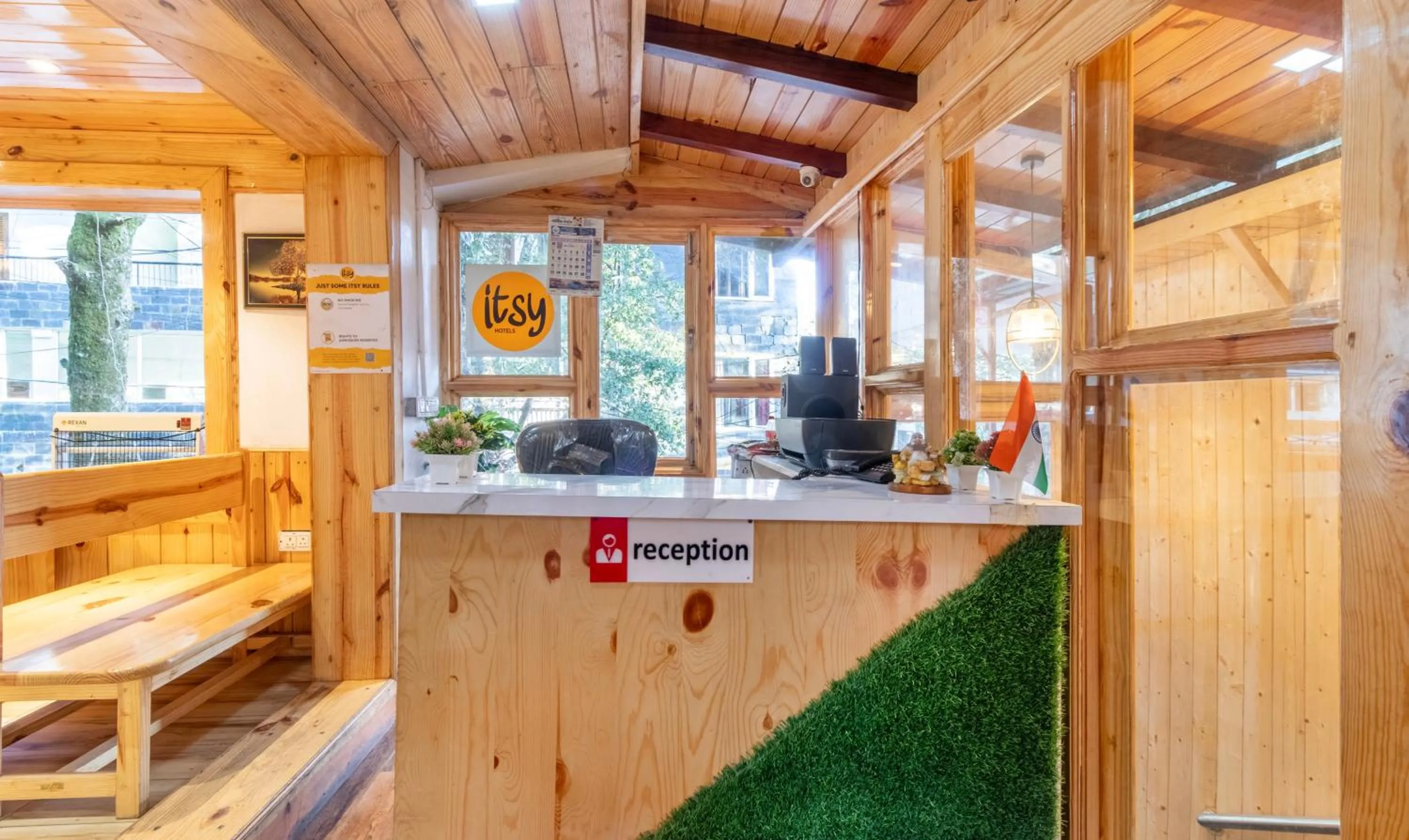 Lobby or reception in Itsy Hotels Shri Gv Inn, 600 Mtrs From Tiffin Top